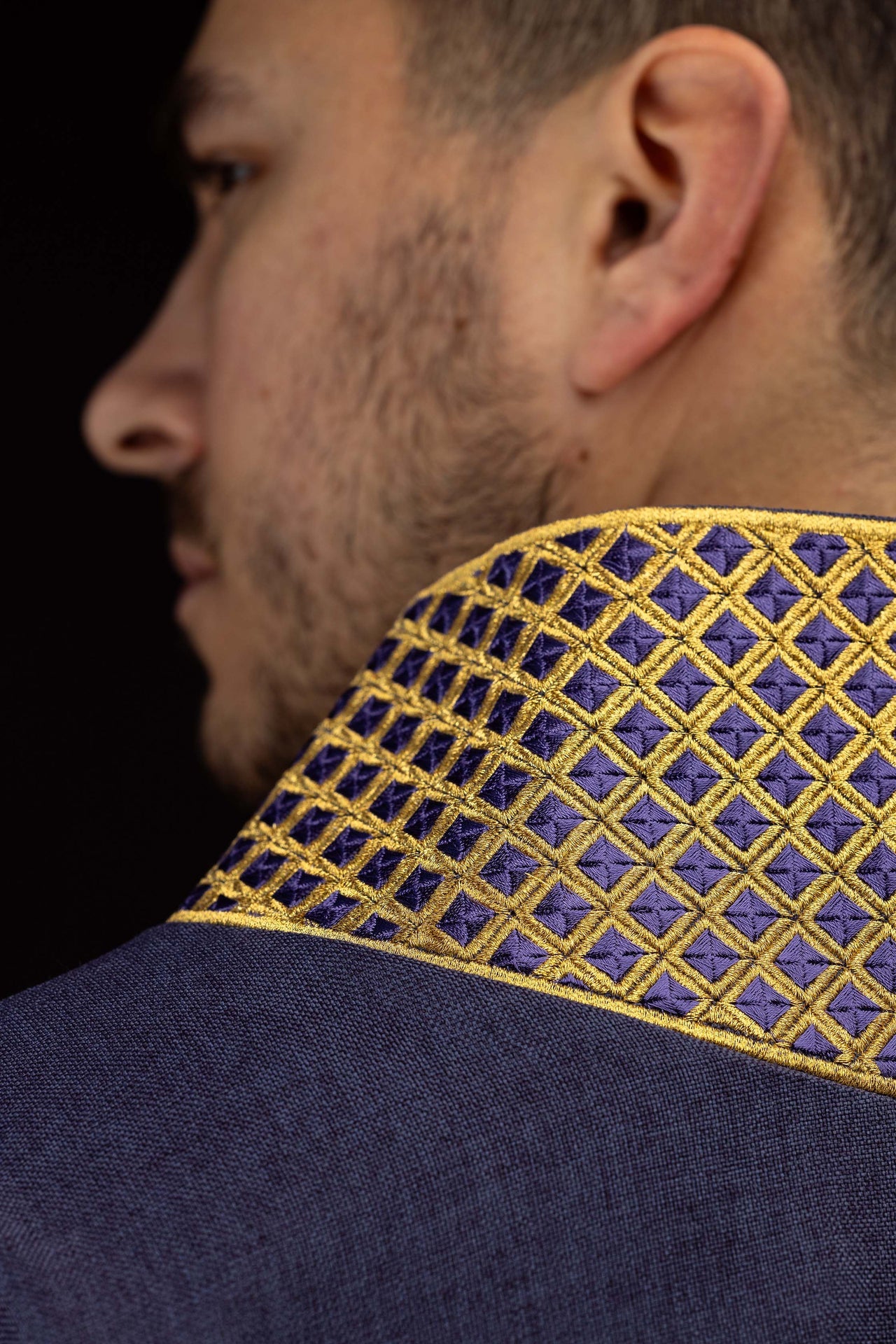 Dalmática morada con cruces bordadas y cuello