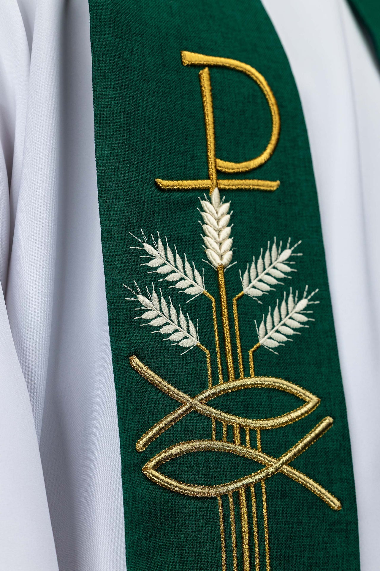 Stuła haftowana z motywem Pax, ryby i kłosa zielona - ORNATY.PL