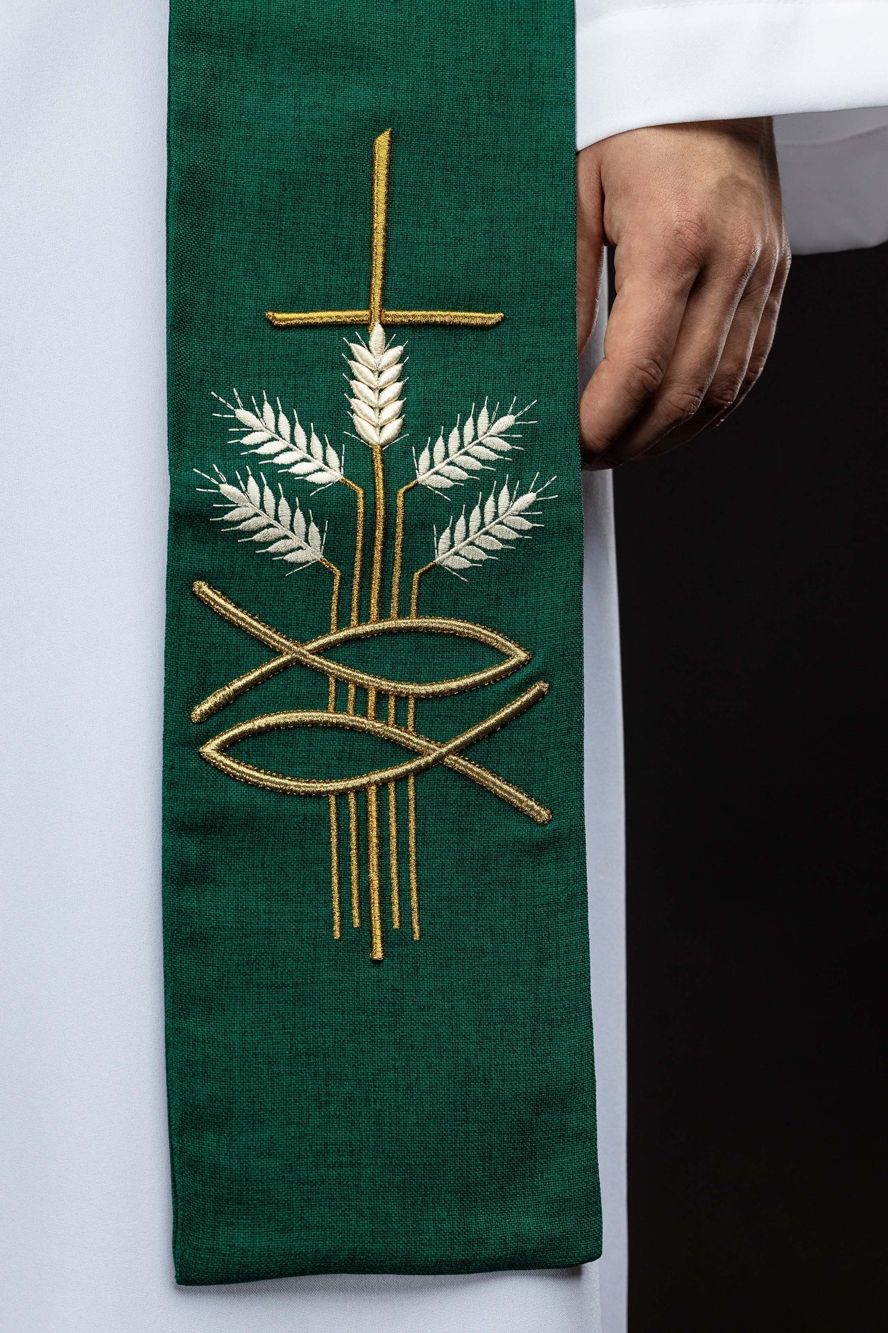 Stuła haftowana z motywem Pax, ryby i kłosa zielona - ORNATY.PL