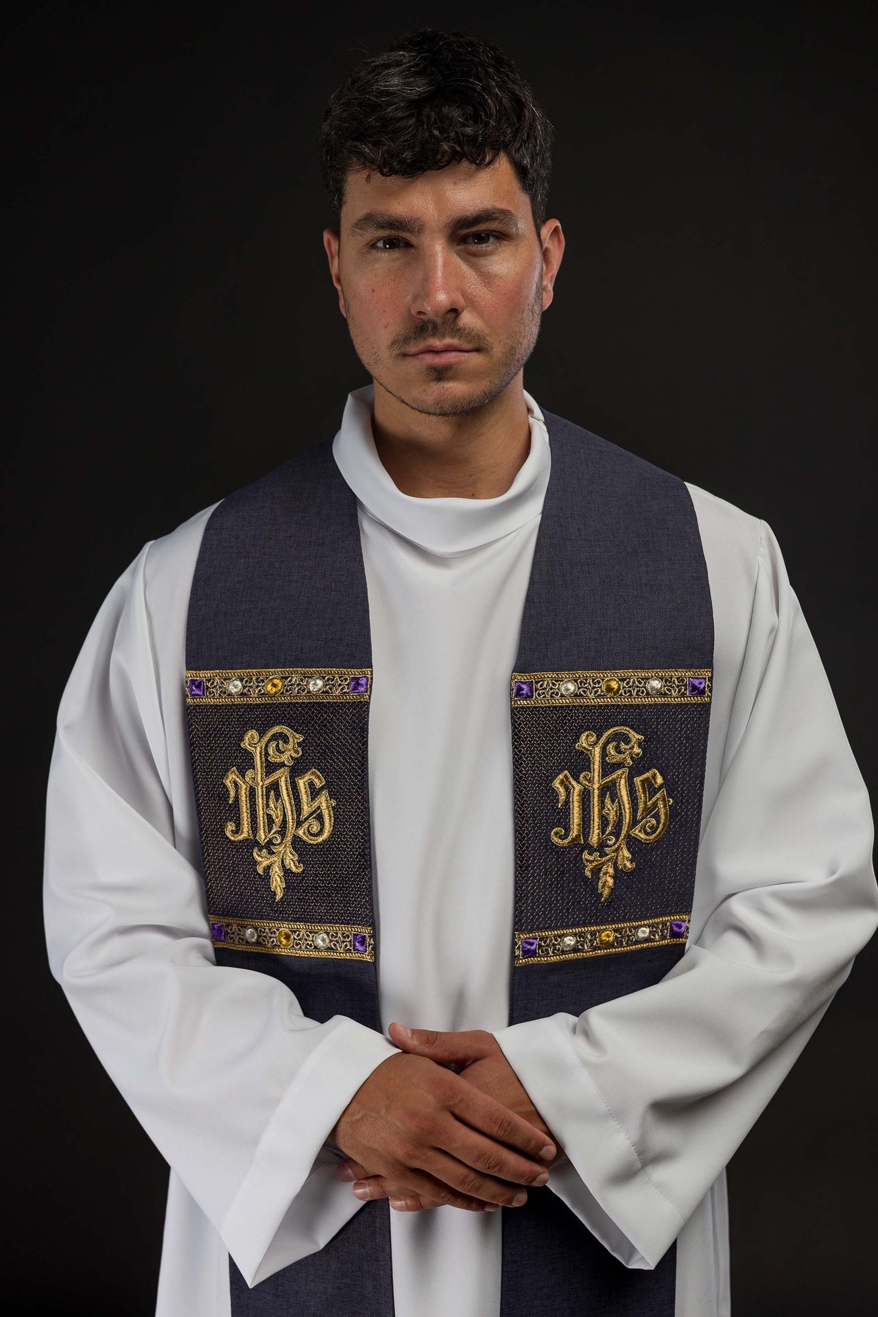 Estola bordada con motivo IHS morada