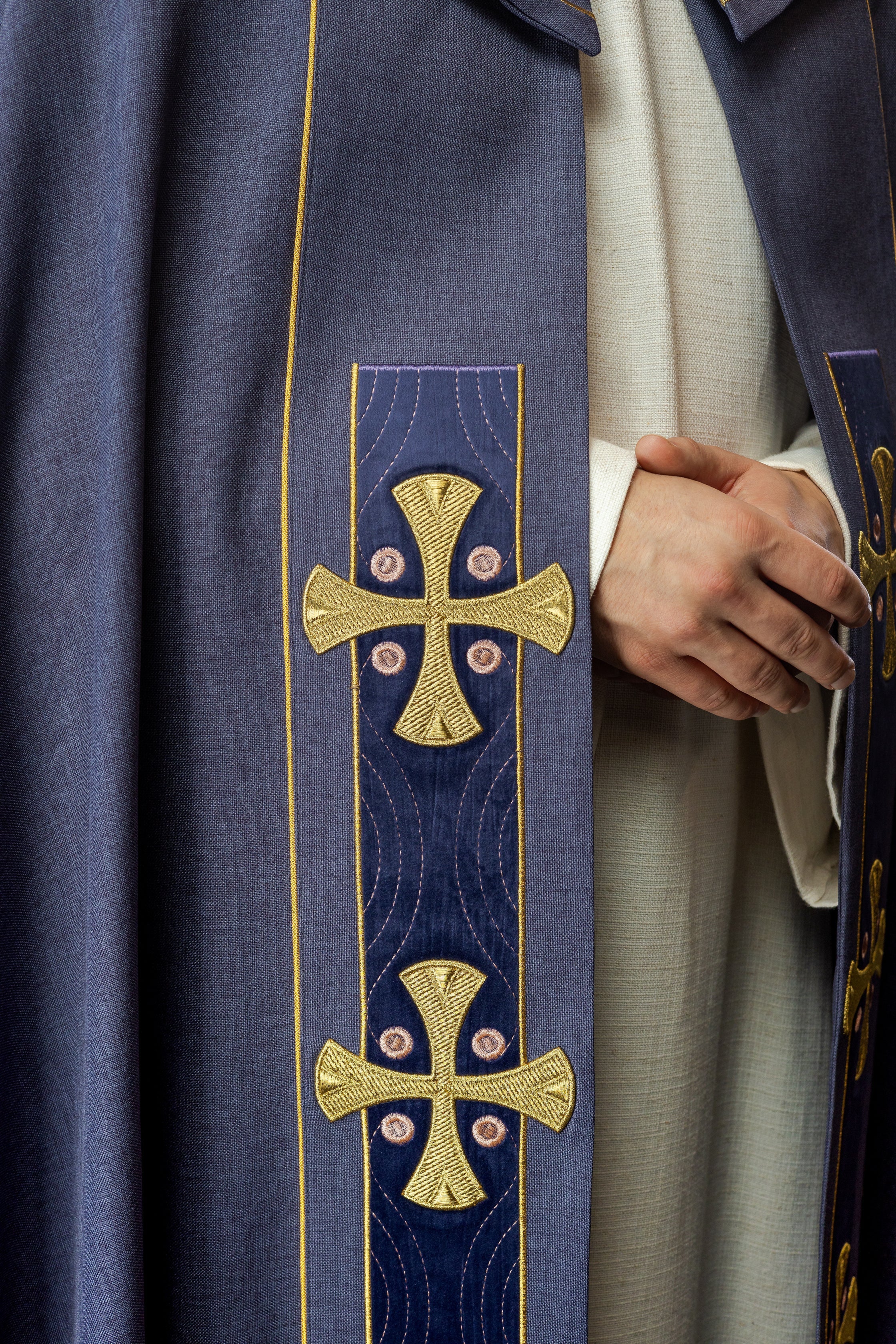 Capa con cruces doradas bordadas y terciopelo morado