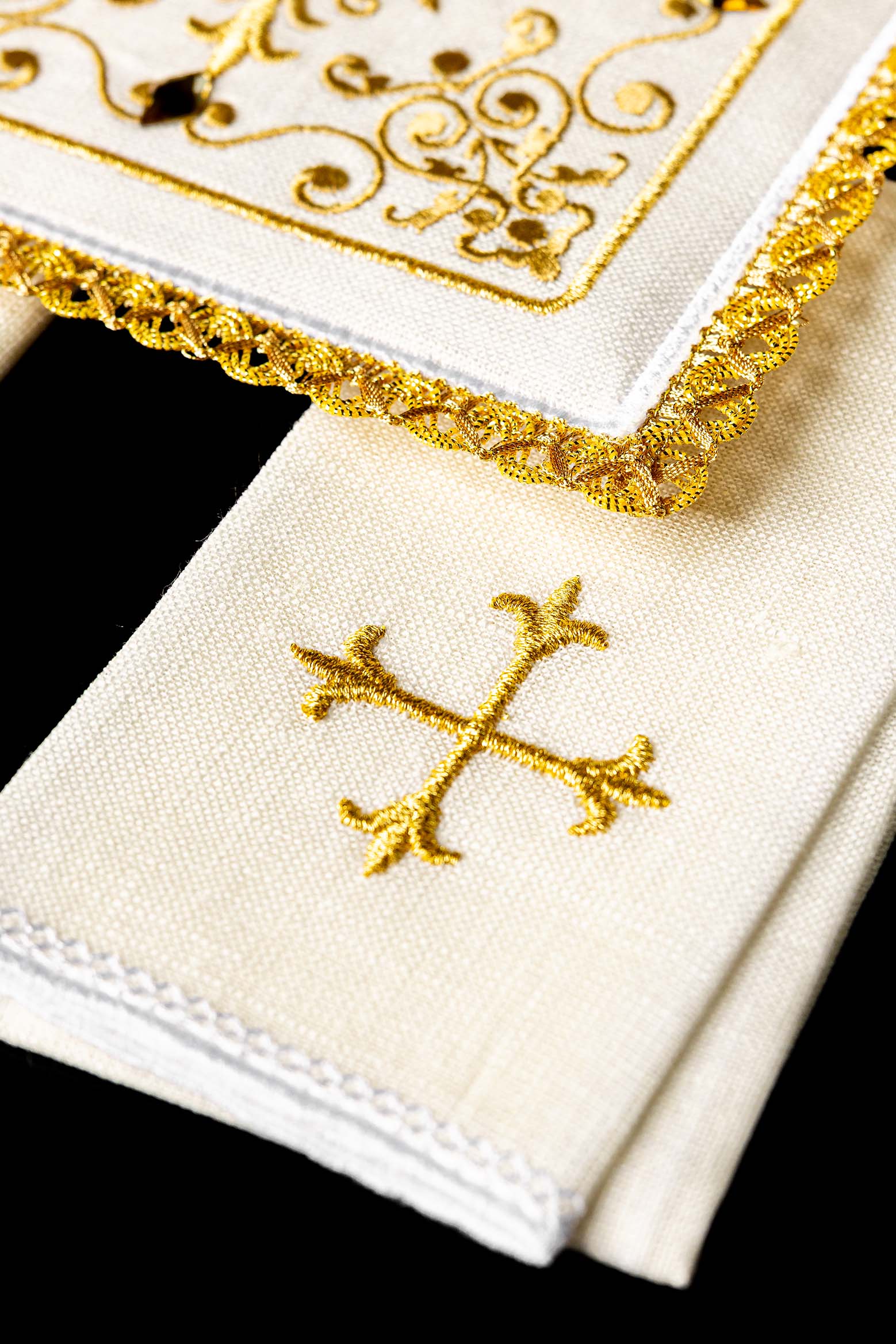 Servicio de altar lino con bordado en cruz