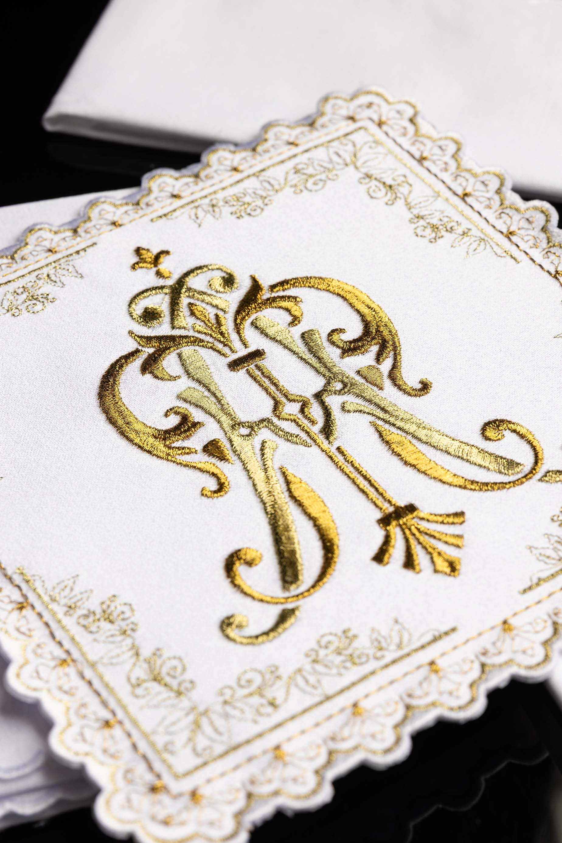 Servicio de altar litúrgico con motivo mariano bordado en oro