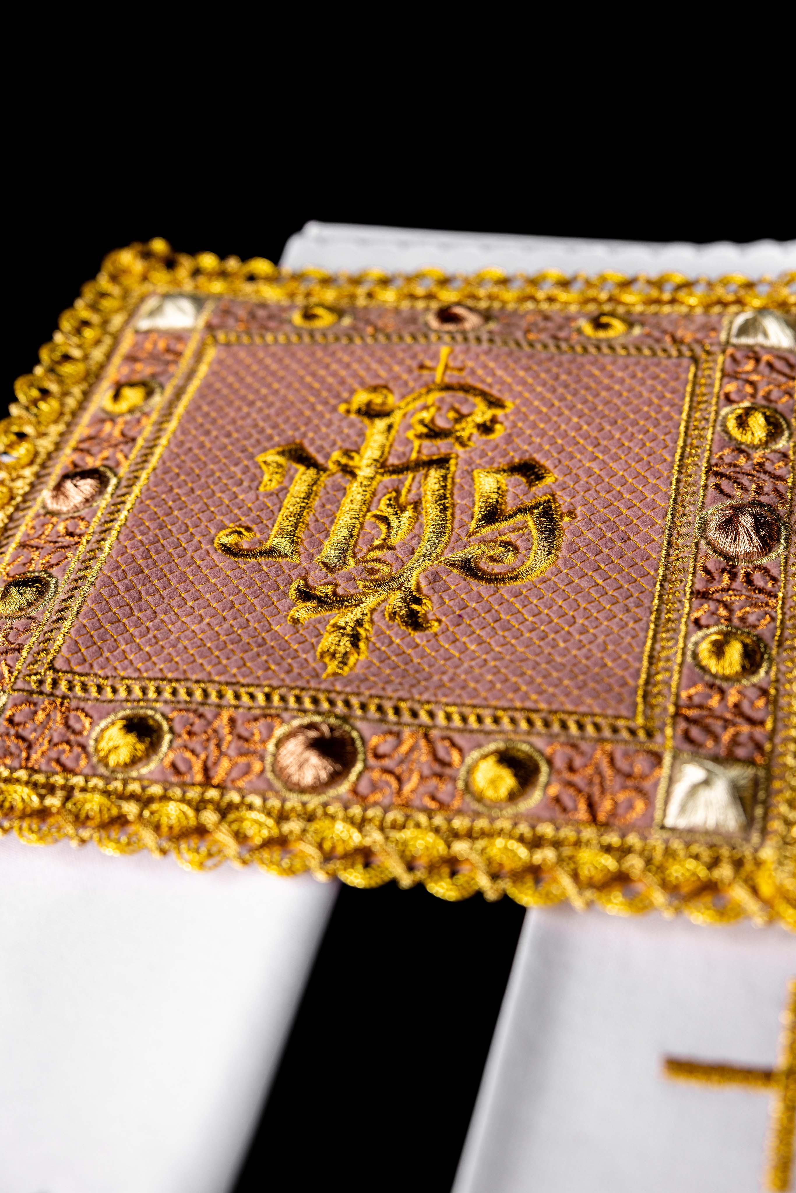 Cáliz de terciopelo engastado en rosa con el símbolo IHS bordado