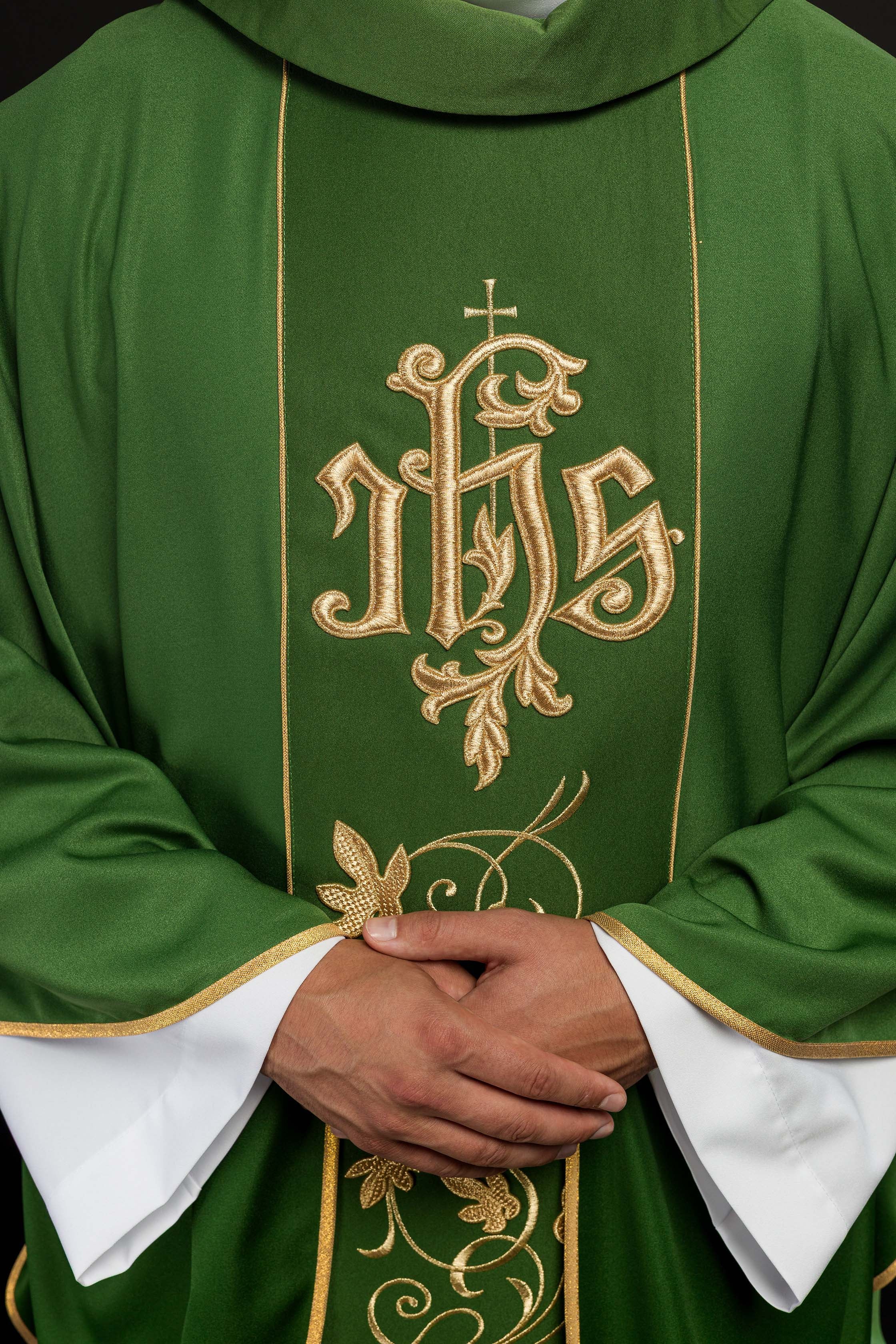 Casulla litúrgica verde con cinturón ricamente decorado con motivos florales e IHS