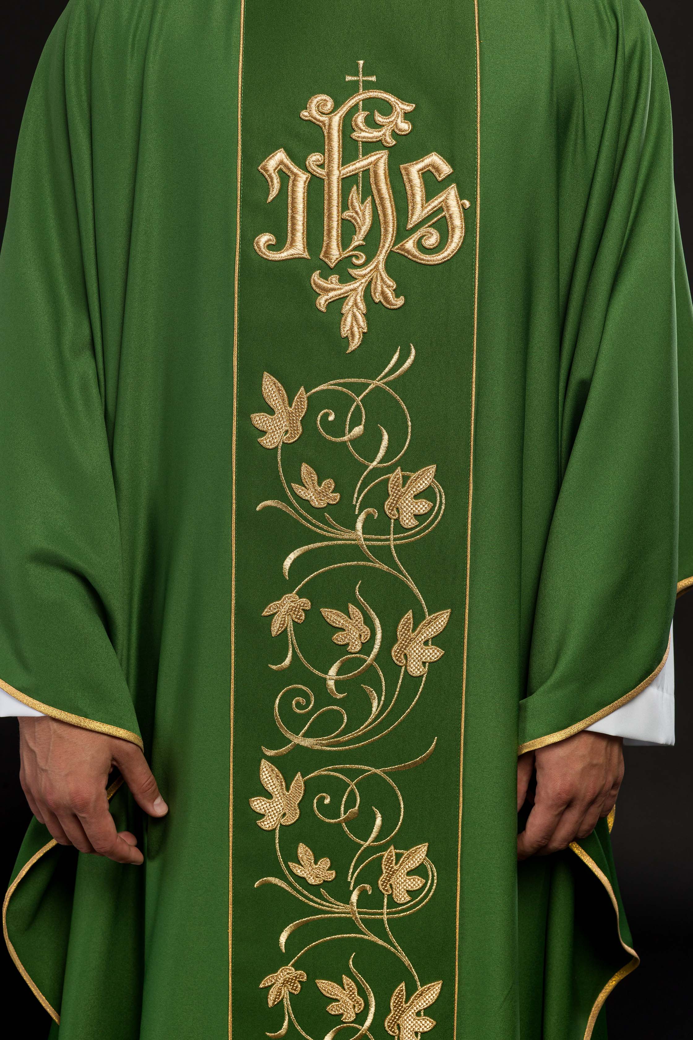 Casulla litúrgica verde con cinturón ricamente decorado con motivos florales e IHS