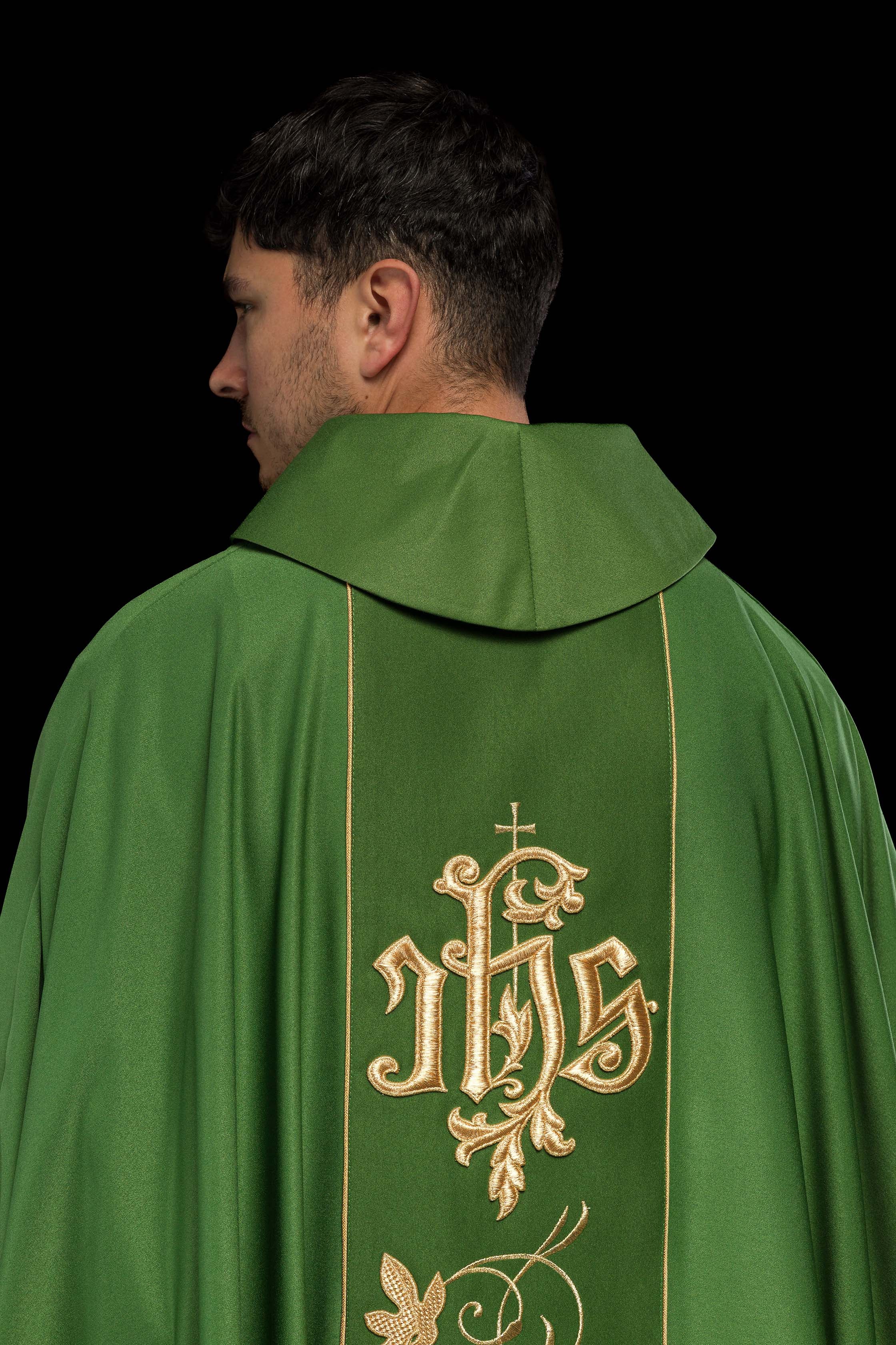 Casulla litúrgica verde con cinturón ricamente decorado con motivos florales e IHS