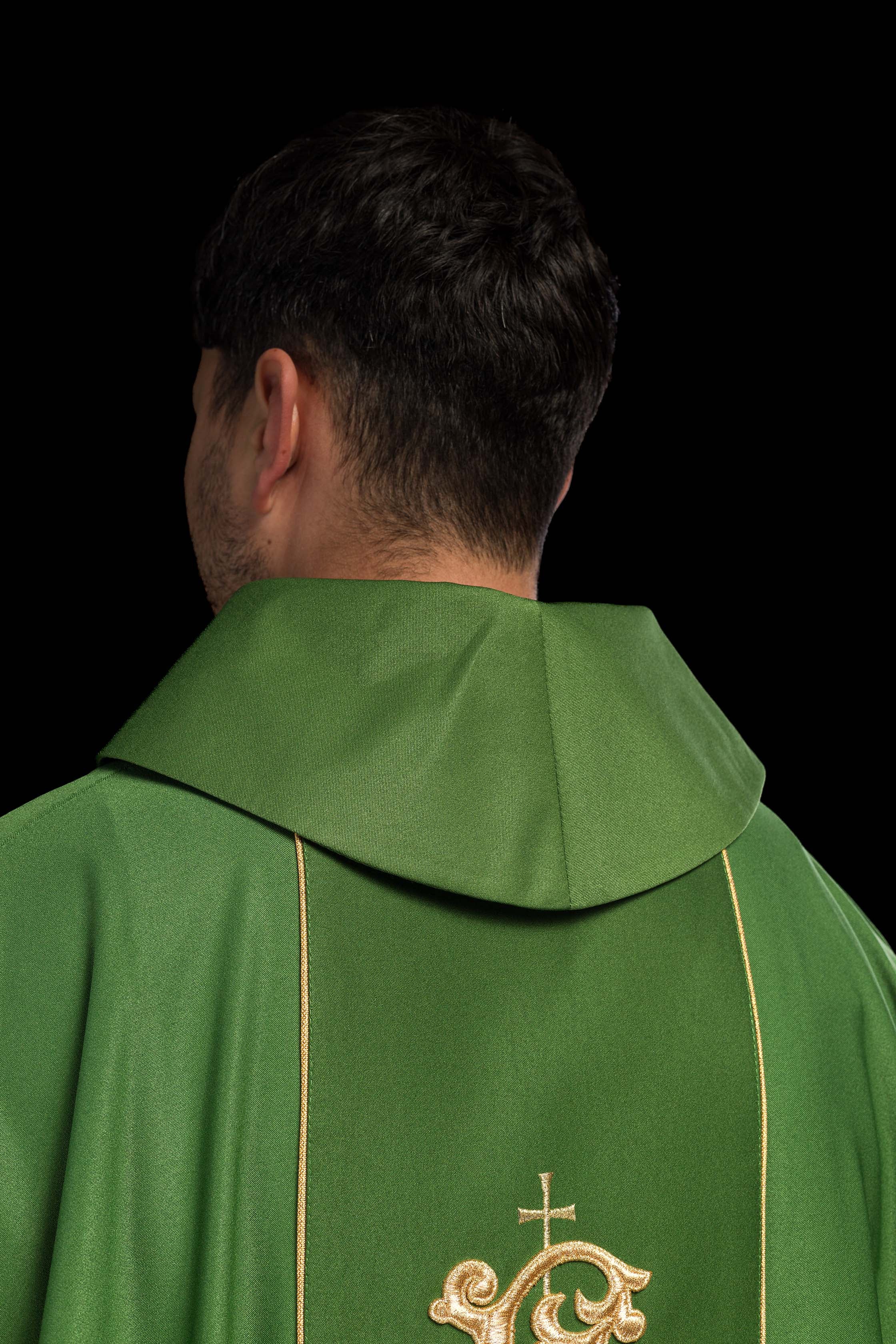 Casulla litúrgica verde con cinturón ricamente decorado con motivos florales e IHS