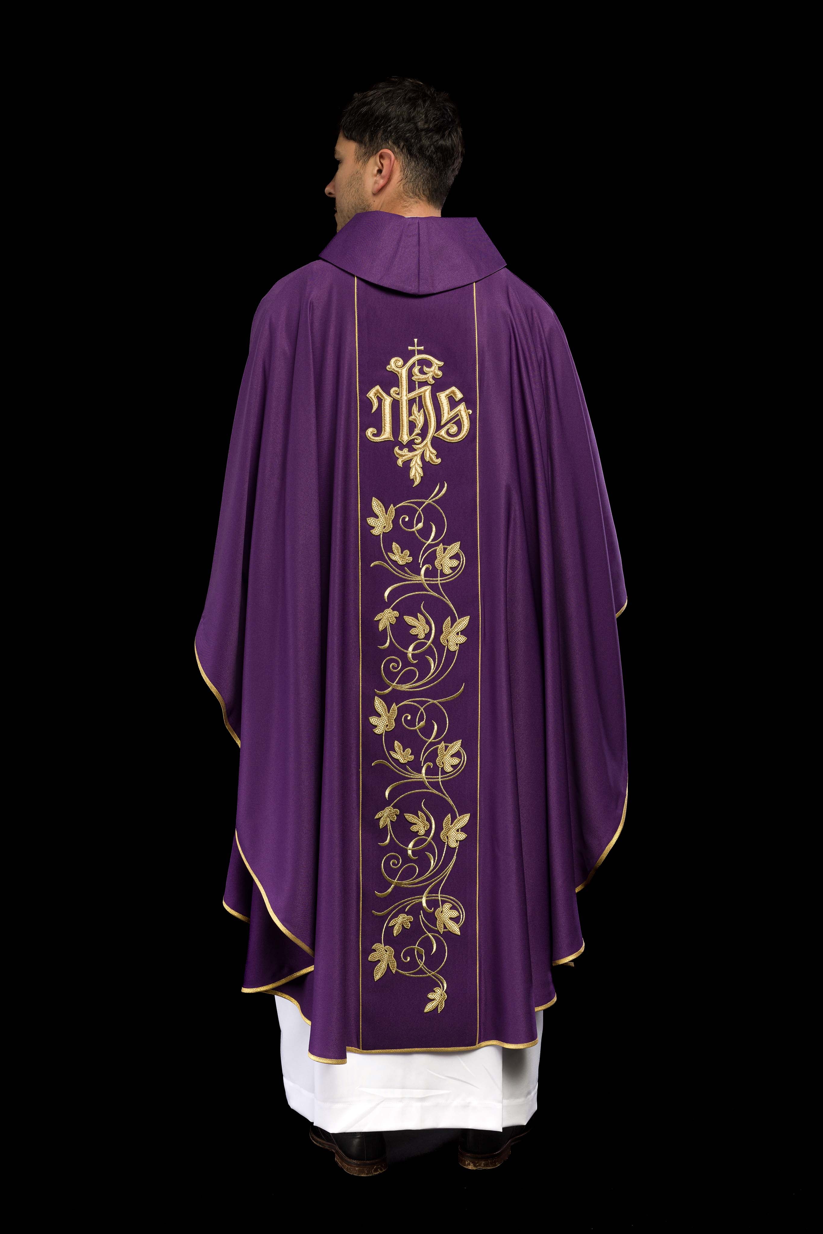 Casulla litúrgica morada con cinturón ricamente decorado con motivos florales e IHS