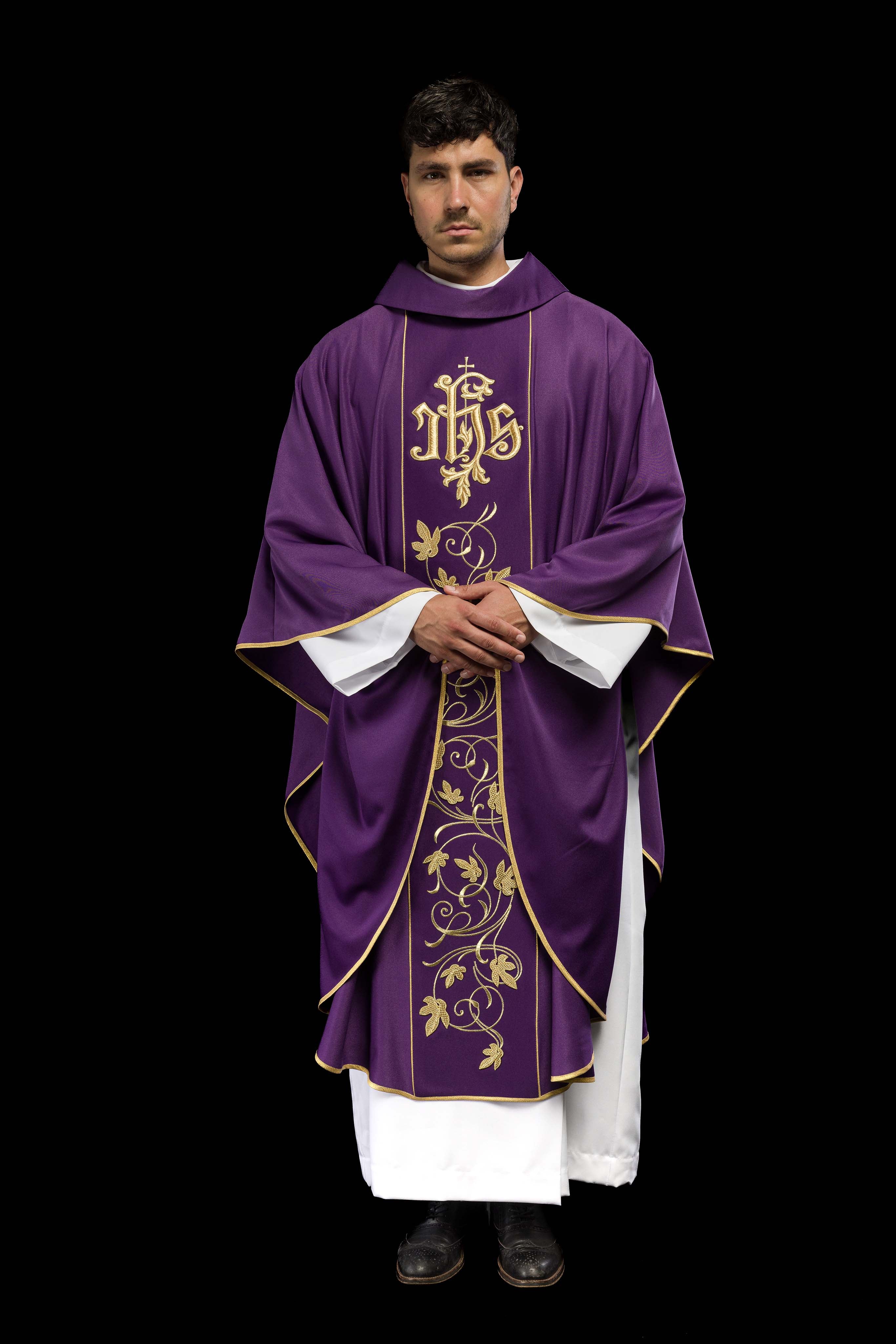 Casulla litúrgica morada con cinturón ricamente decorado con motivos florales e IHS