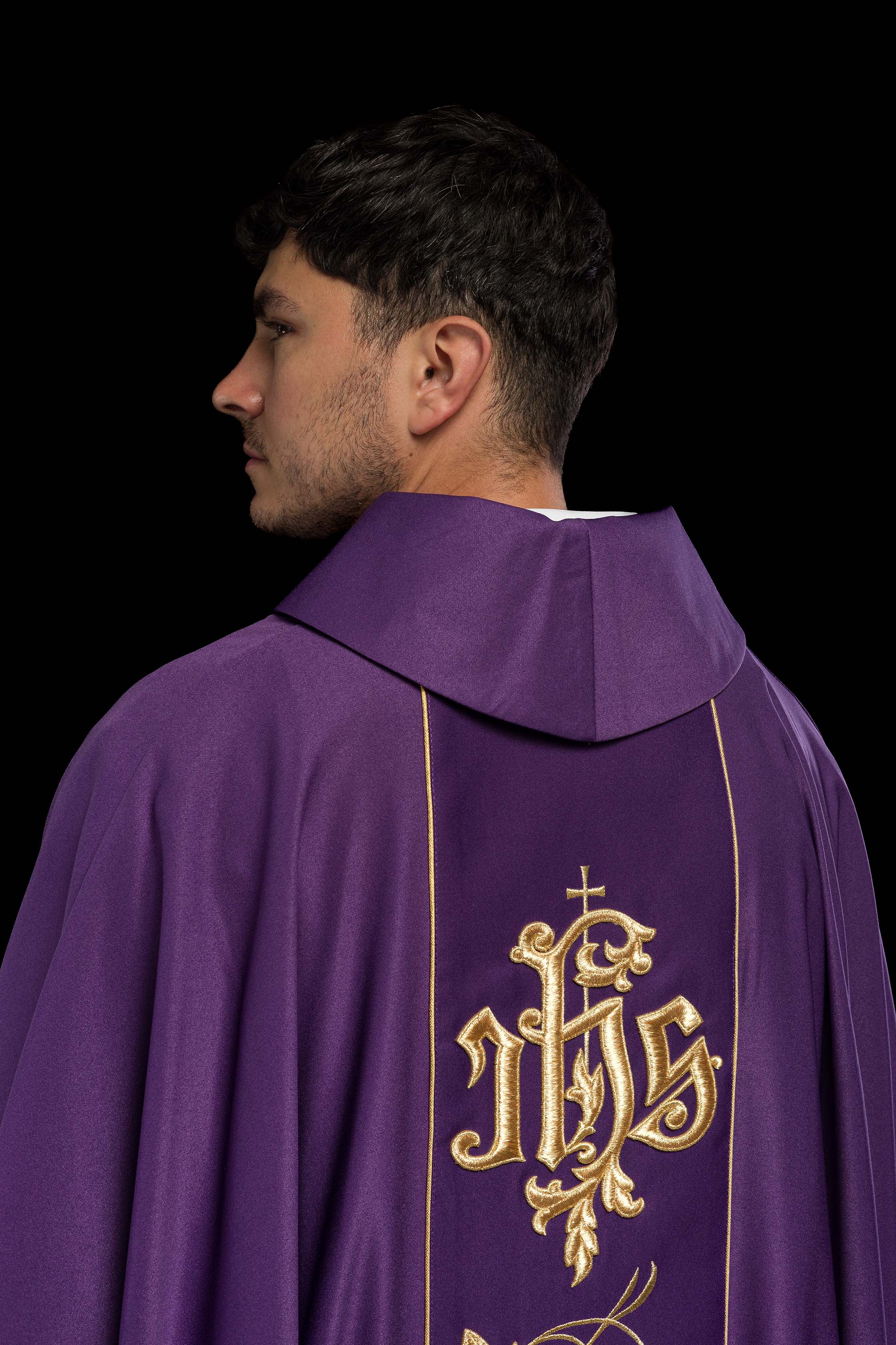 Casulla litúrgica morada con cinturón ricamente decorado con motivos florales e IHS