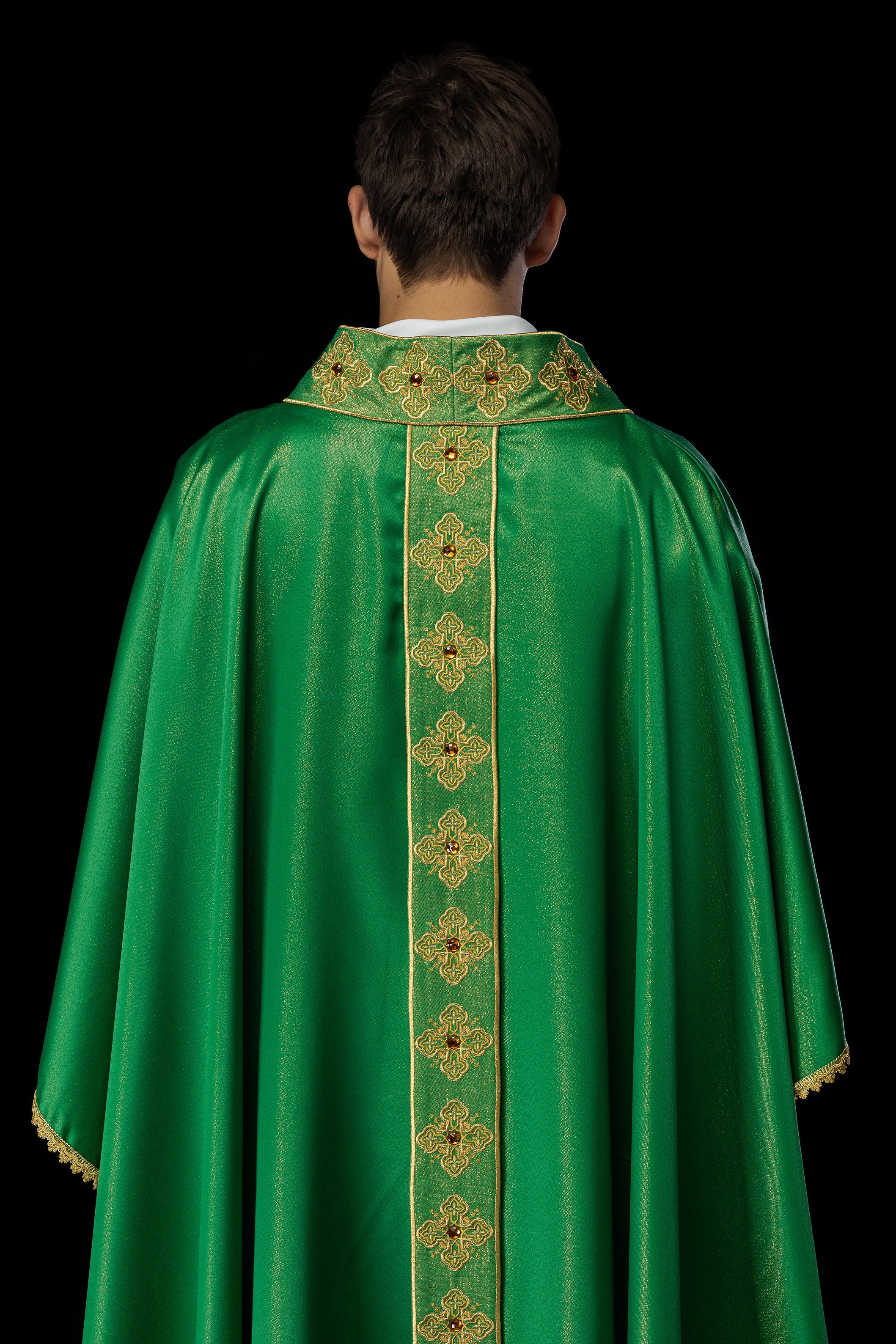 Casulla verde con cinturón bordado y cuello decorado con piedras