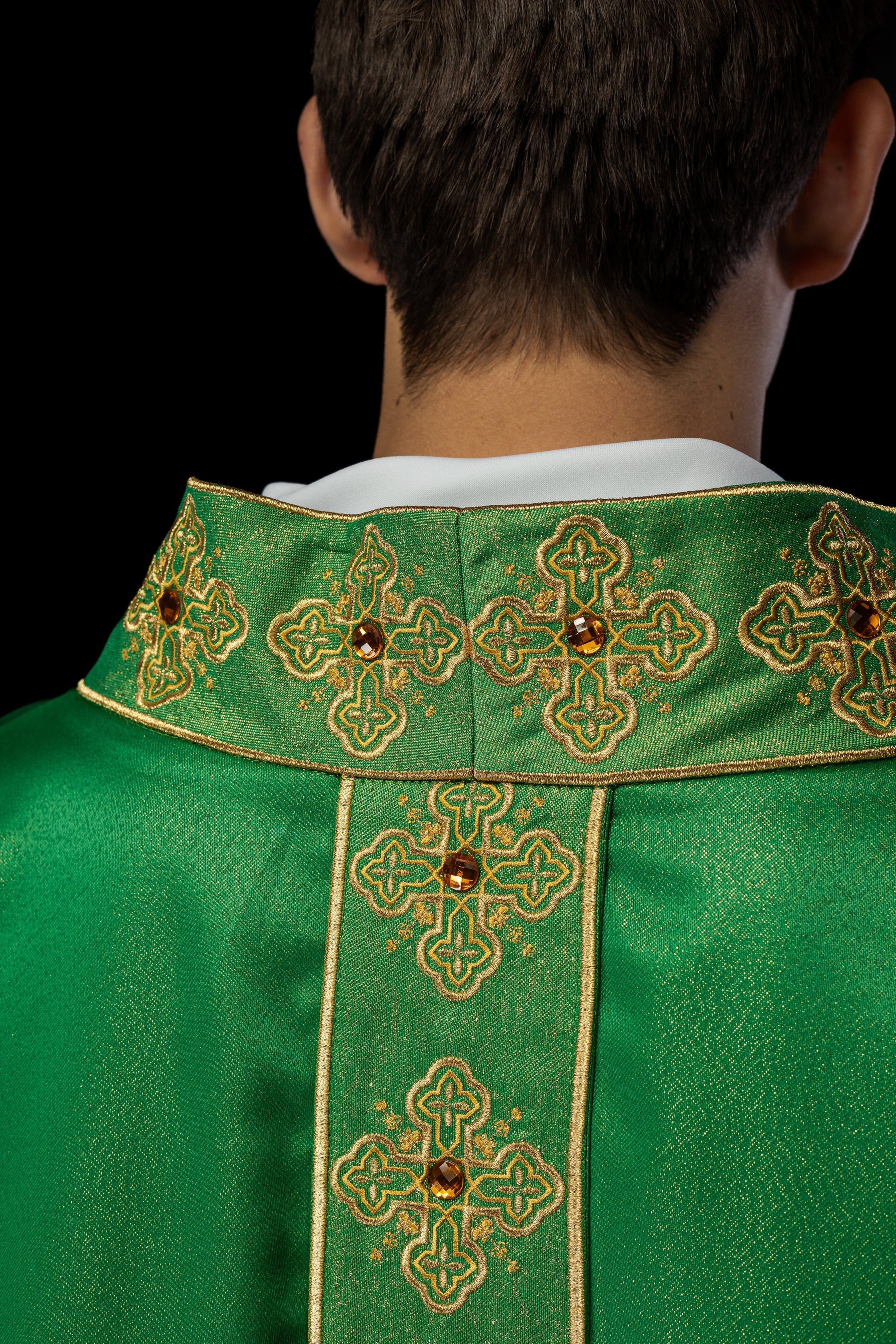 Casulla verde con cinturón bordado y cuello decorado con piedras