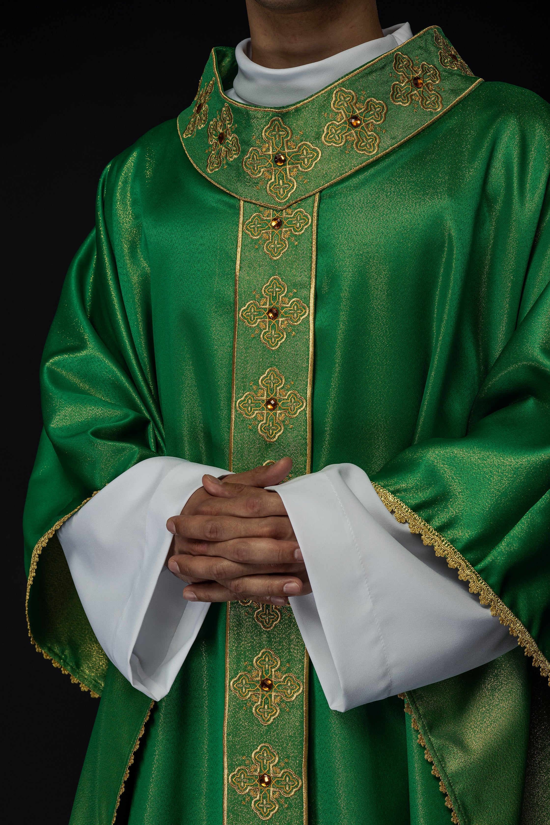 Casulla verde con cinturón bordado y cuello decorado con piedras