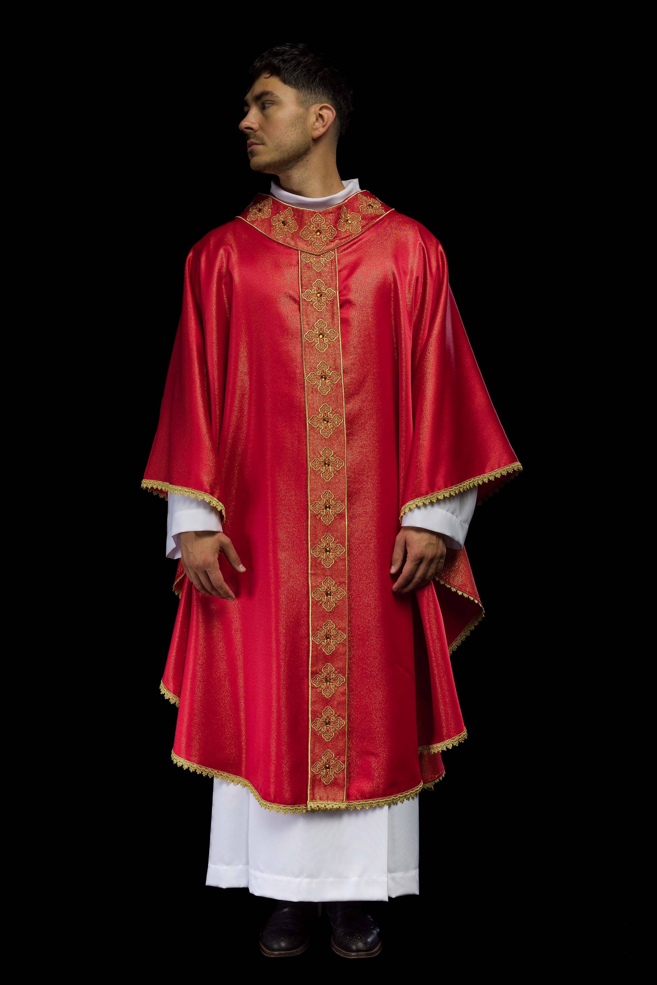 Casulla roja con cinturón bordado y cuello decorado con piedras