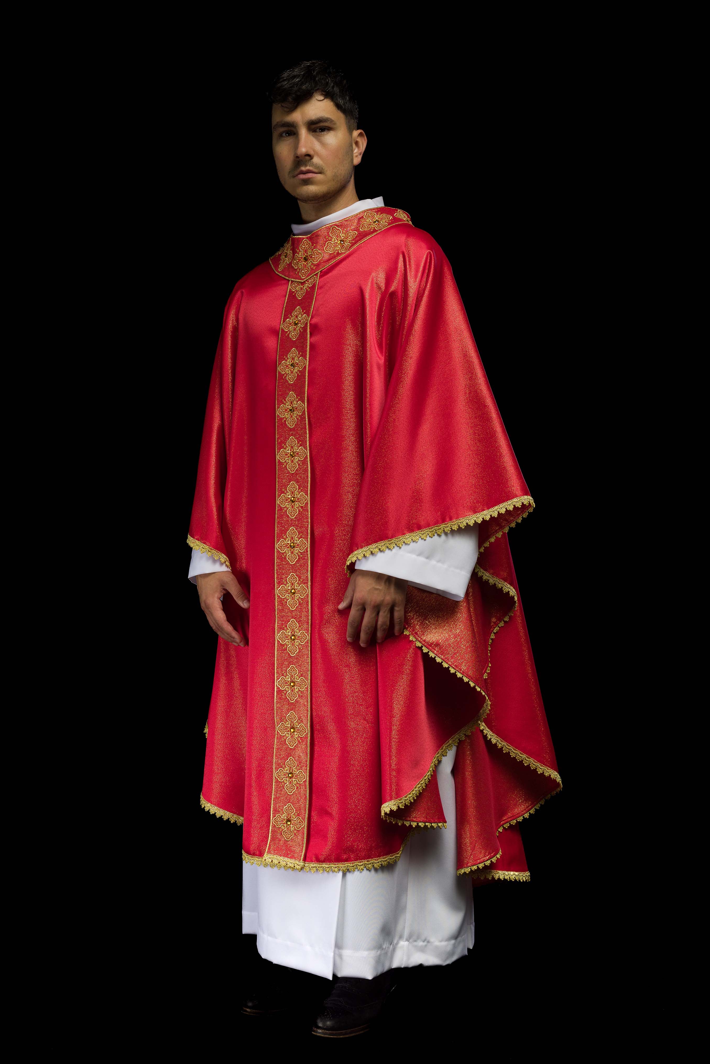 Casulla roja con cinturón bordado y cuello decorado con piedras