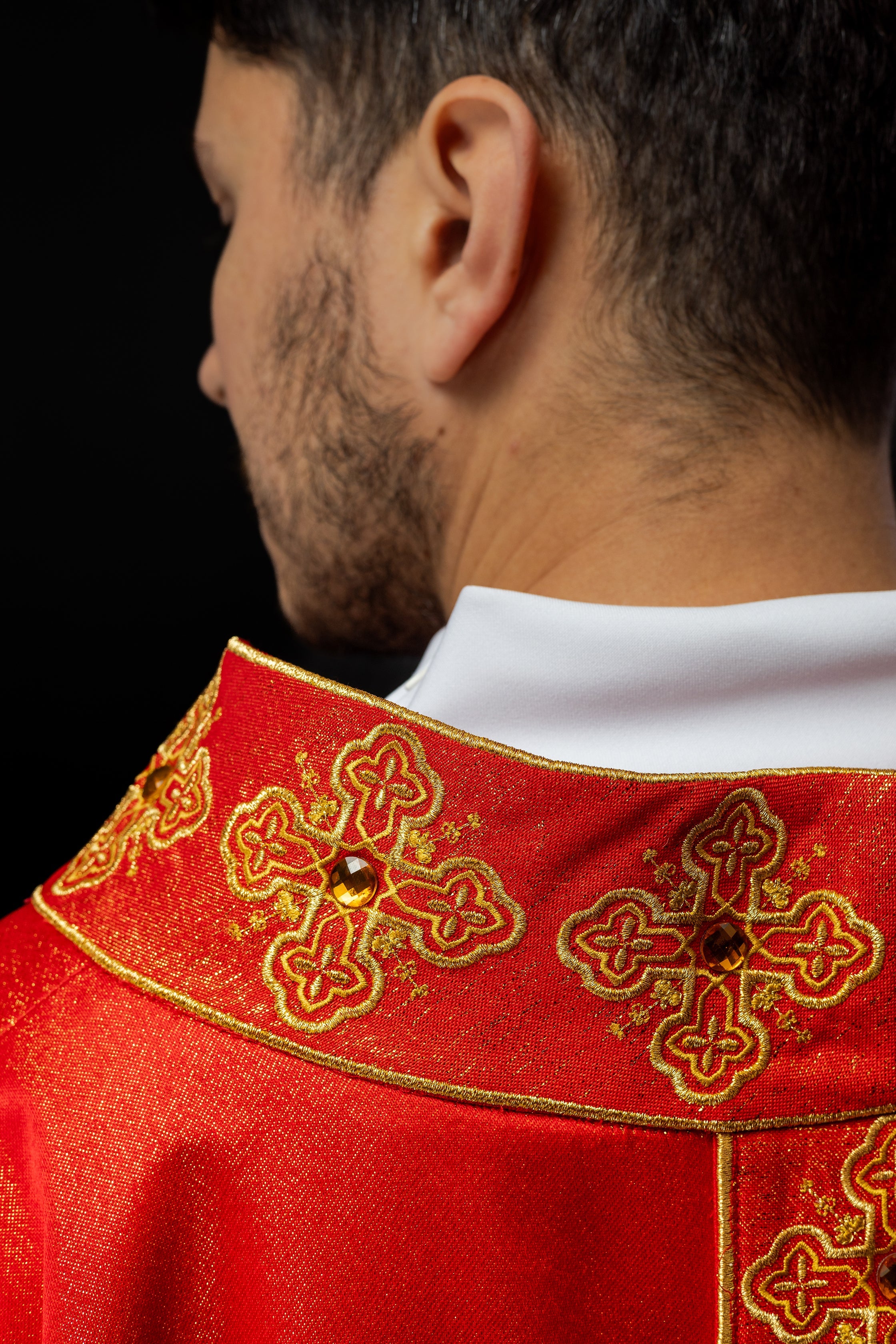 Casulla roja con cinturón bordado y cuello decorado con piedras