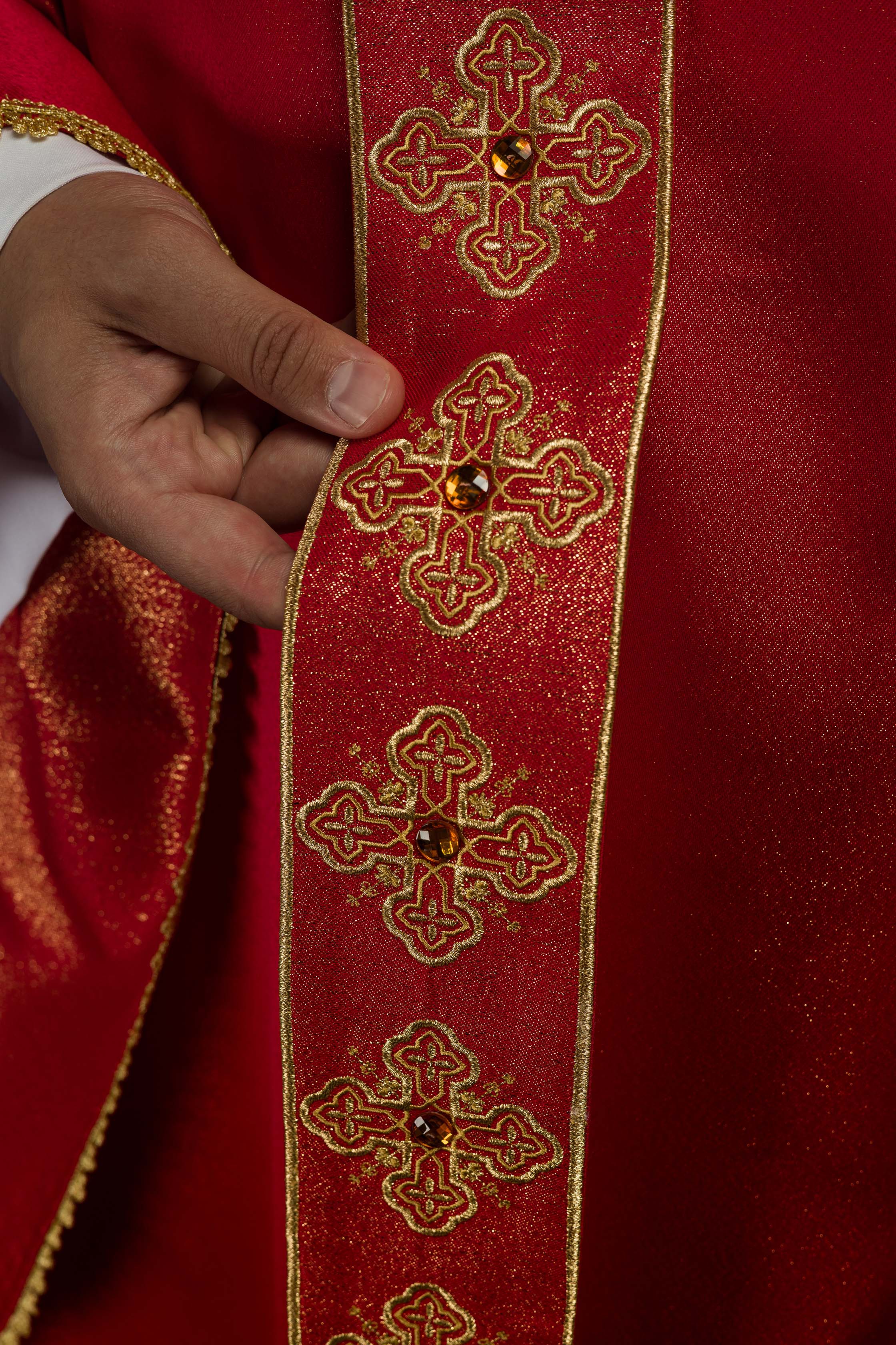 Casulla roja con cinturón bordado y cuello decorado con piedras