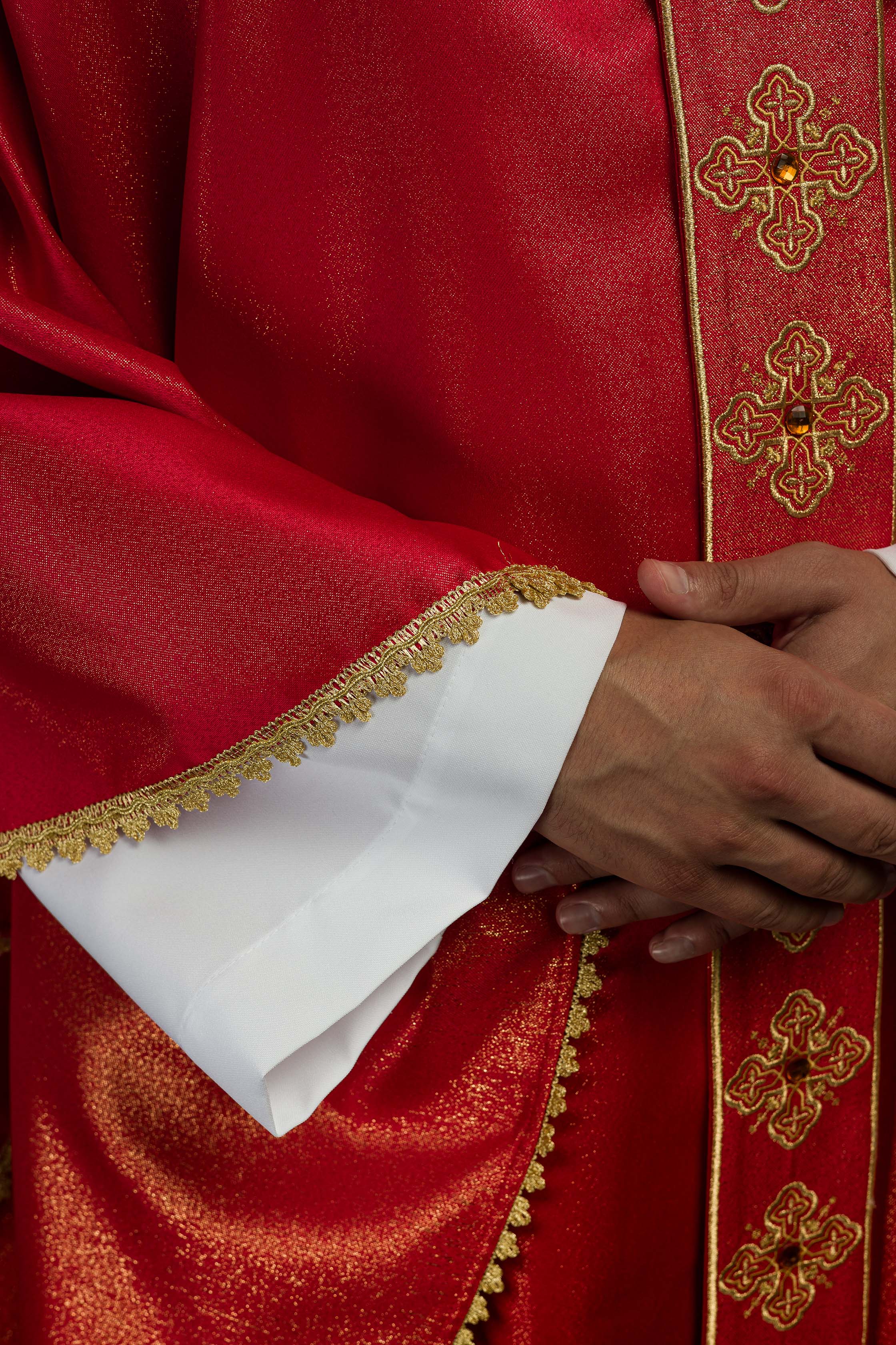 Casulla roja con cinturón bordado y cuello decorado con piedras