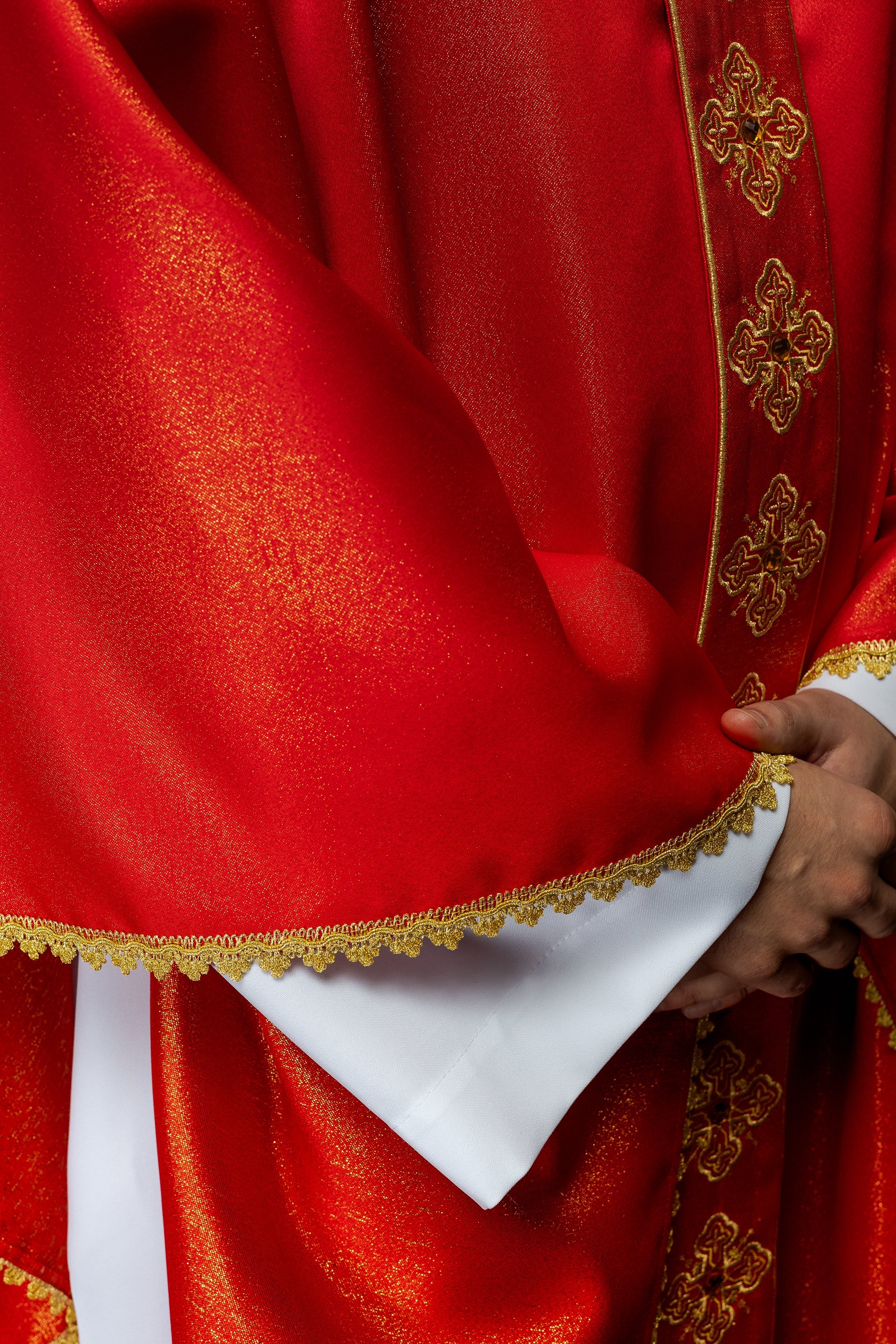 Casulla roja con cinturón bordado y cuello decorado con piedras