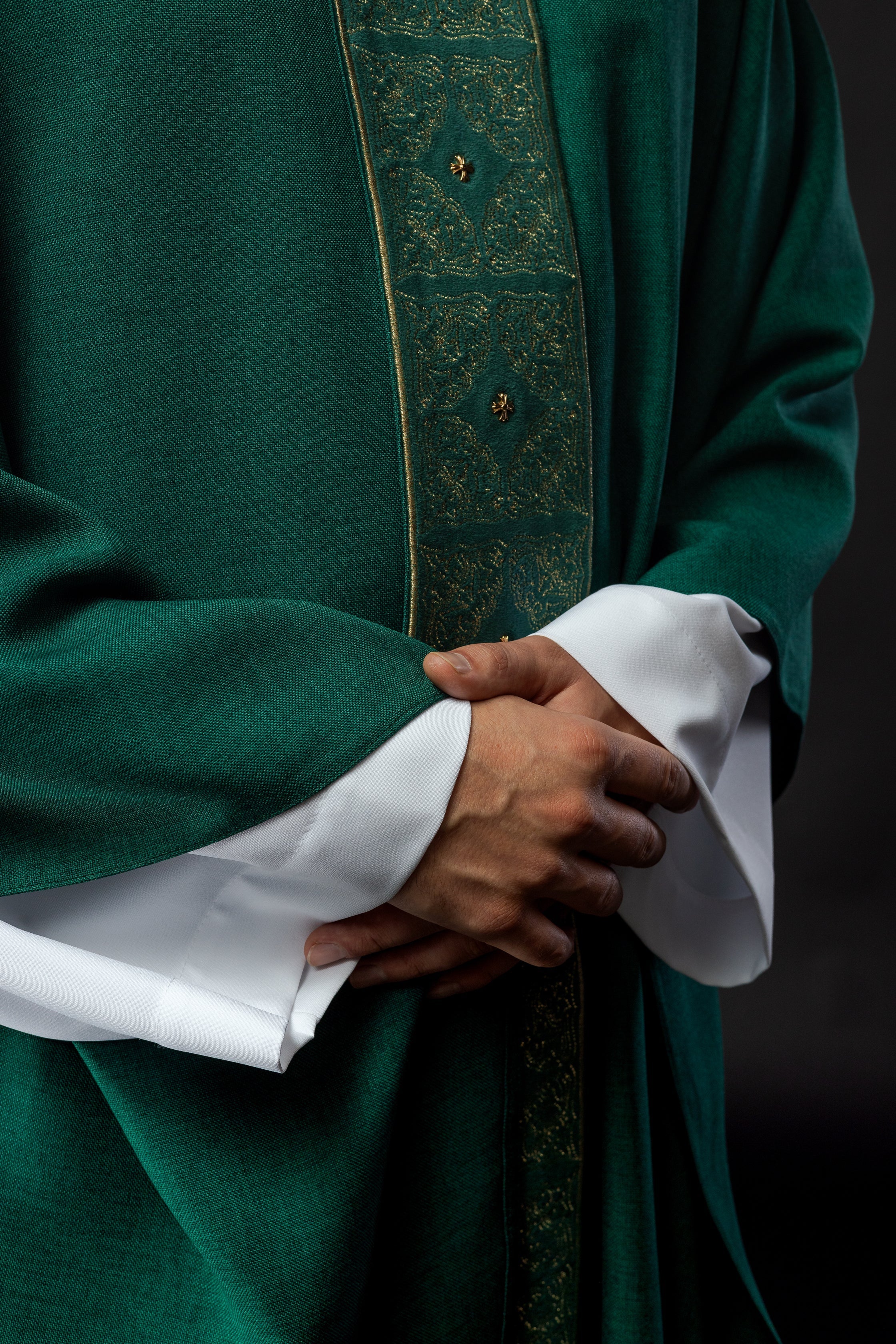 Casulla con cinturón y cuello ricamente bordados en verde