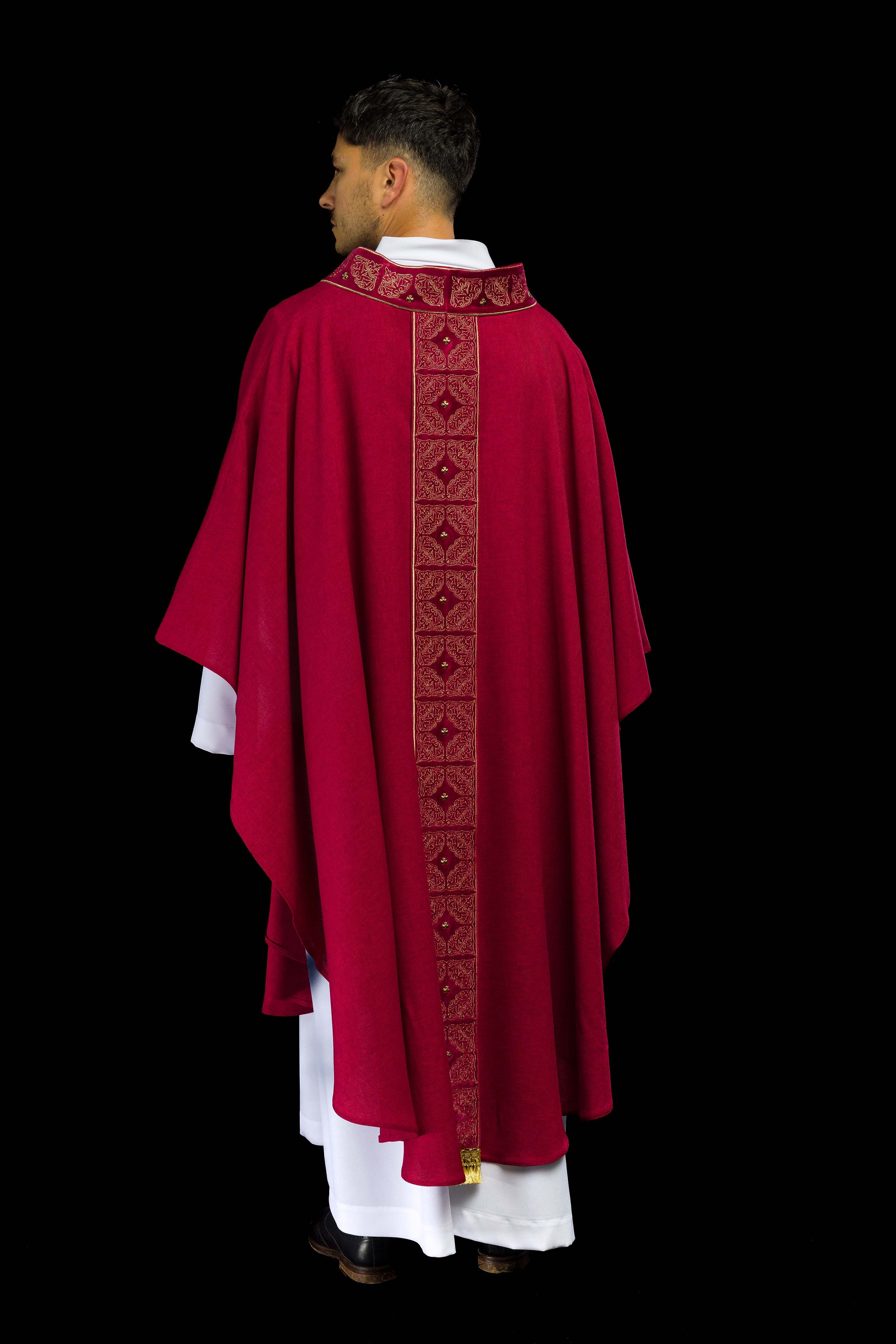 Casulla con cinturón y cuello ricamente bordados en rojo