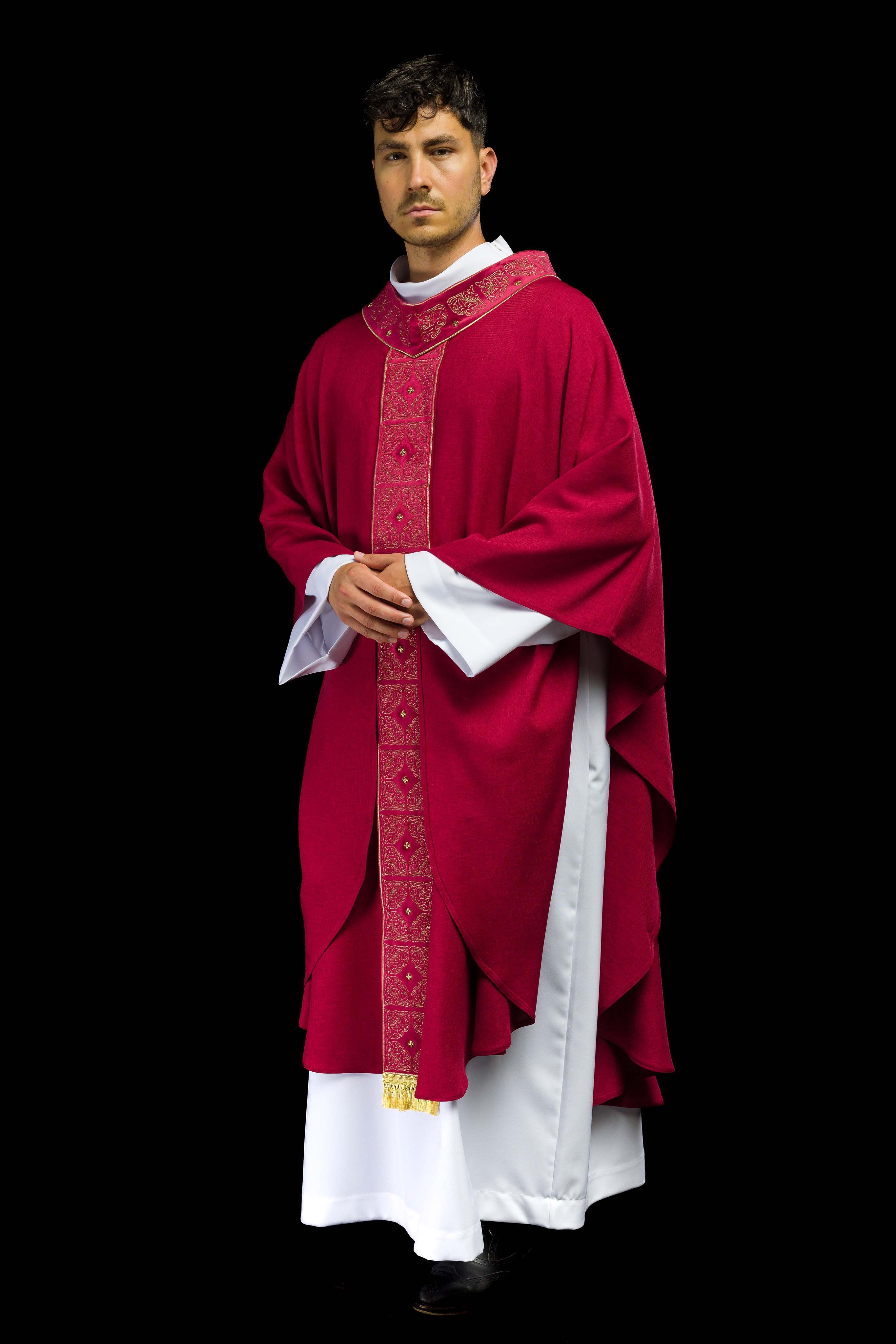 Casulla con cinturón y cuello ricamente bordados en rojo