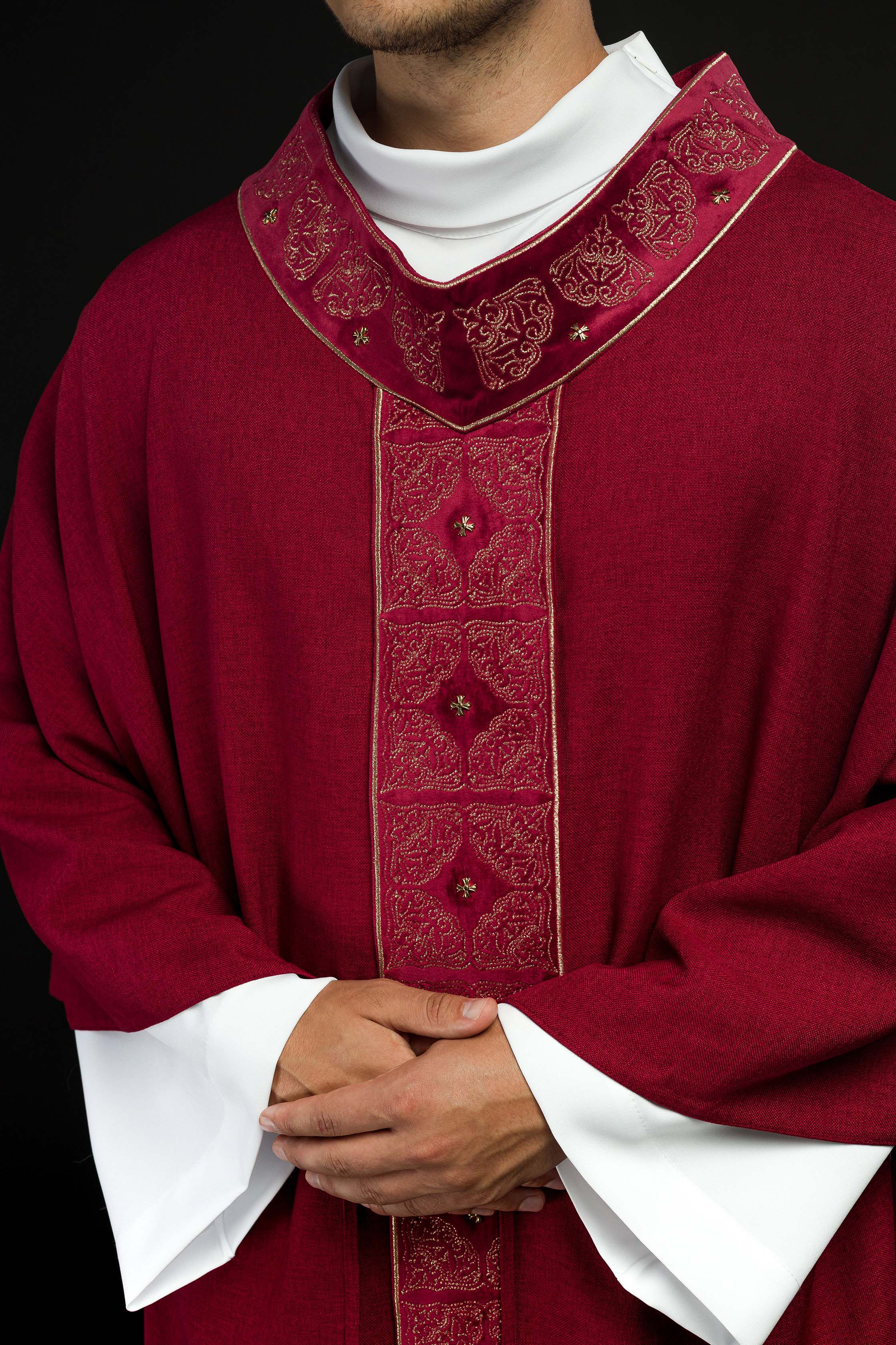 Casulla con cinturón y cuello ricamente bordados en rojo