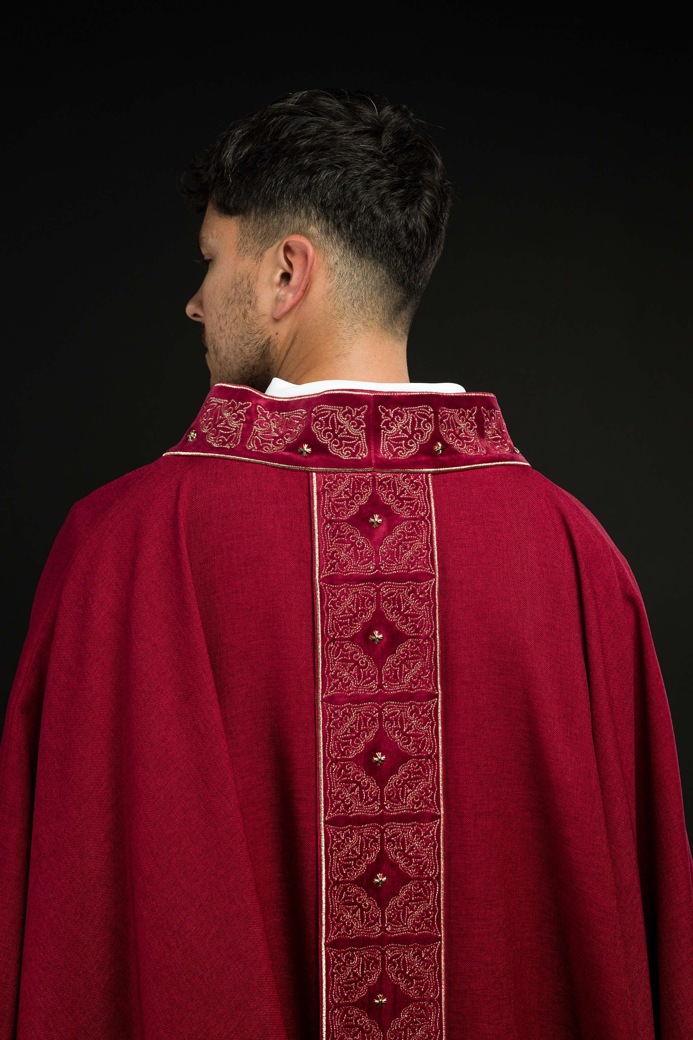 Casulla con cinturón y cuello ricamente bordados en rojo