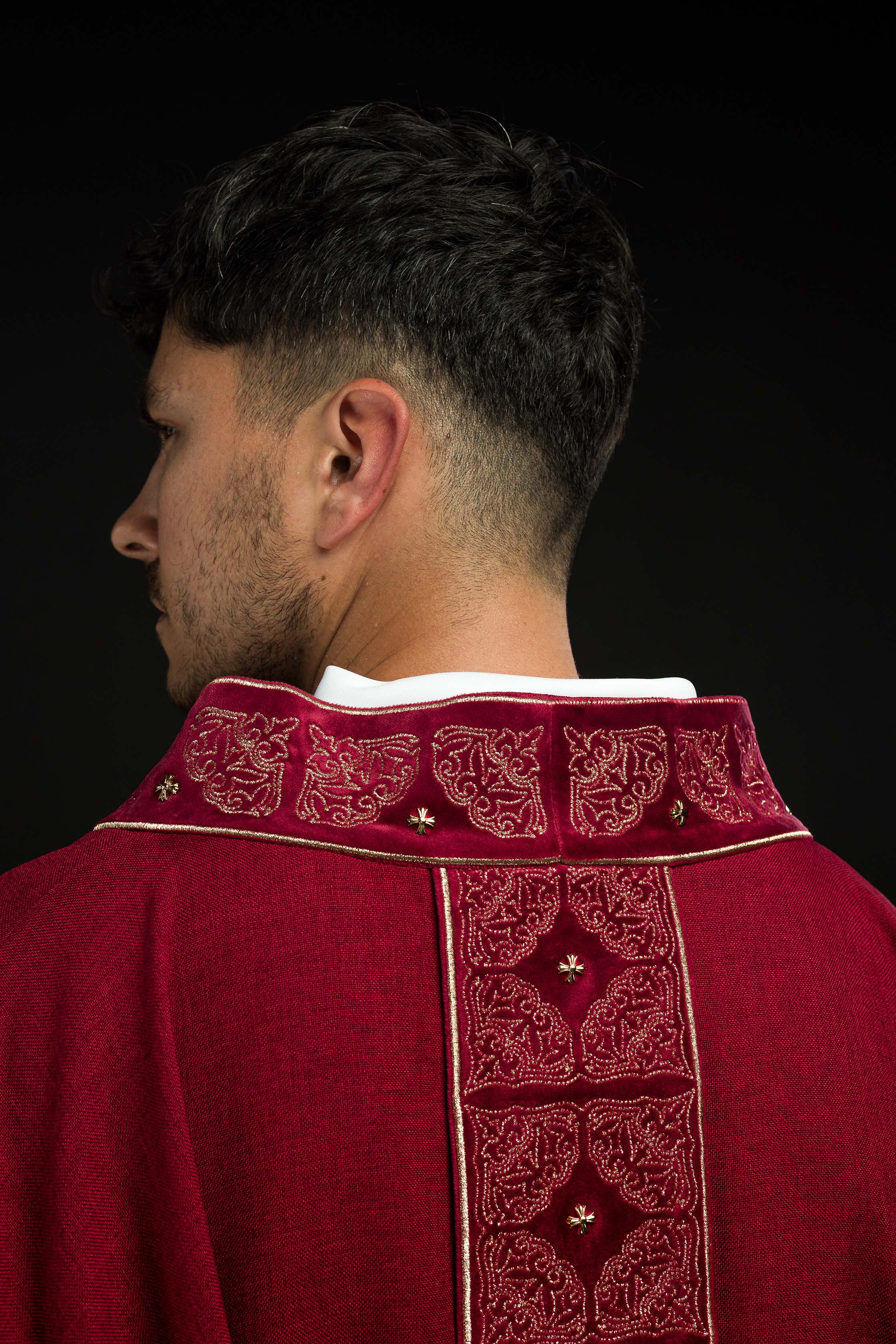 Casulla con cinturón y cuello ricamente bordados en rojo