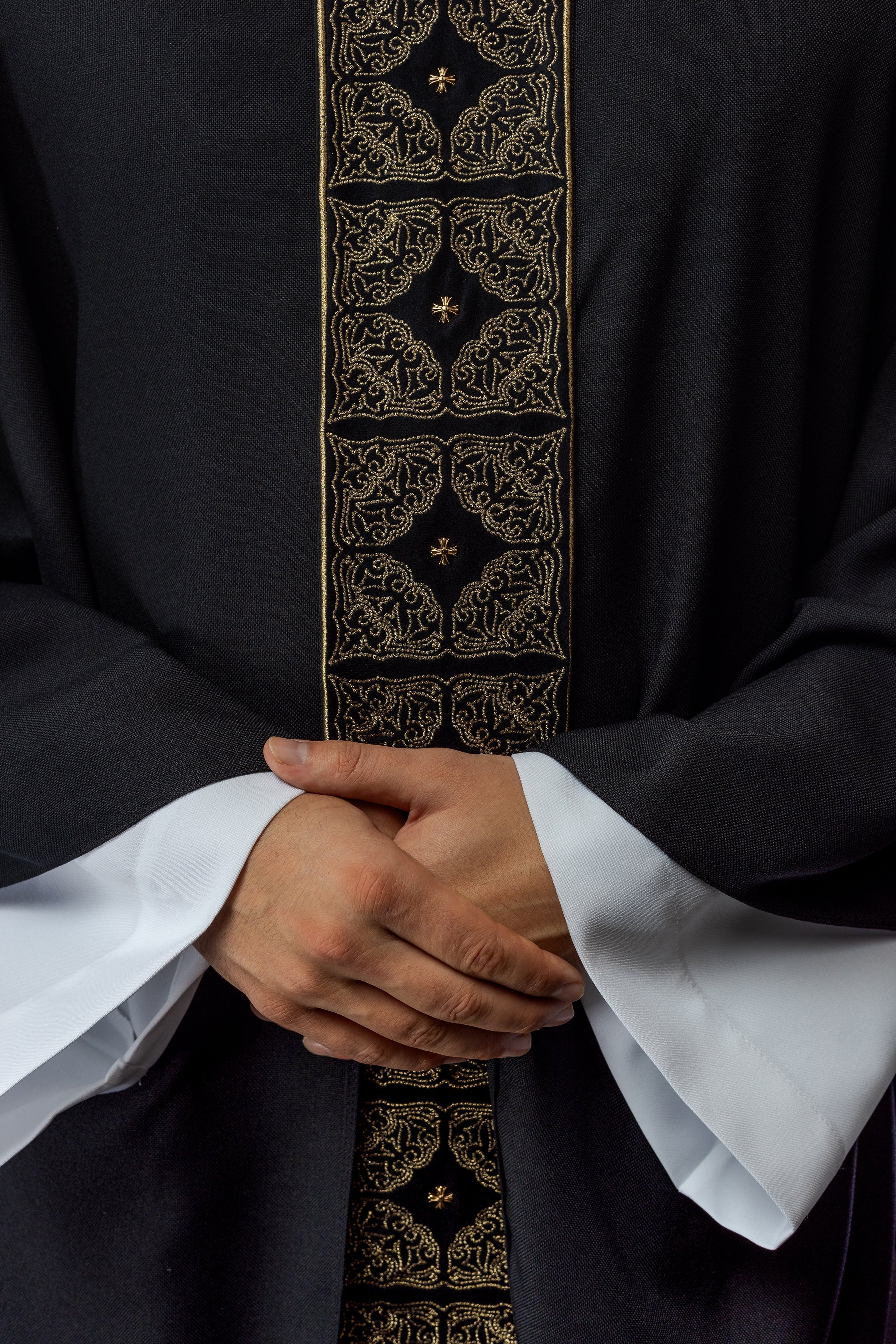 Casulla con cinturón y cuello ricamente bordados en negro