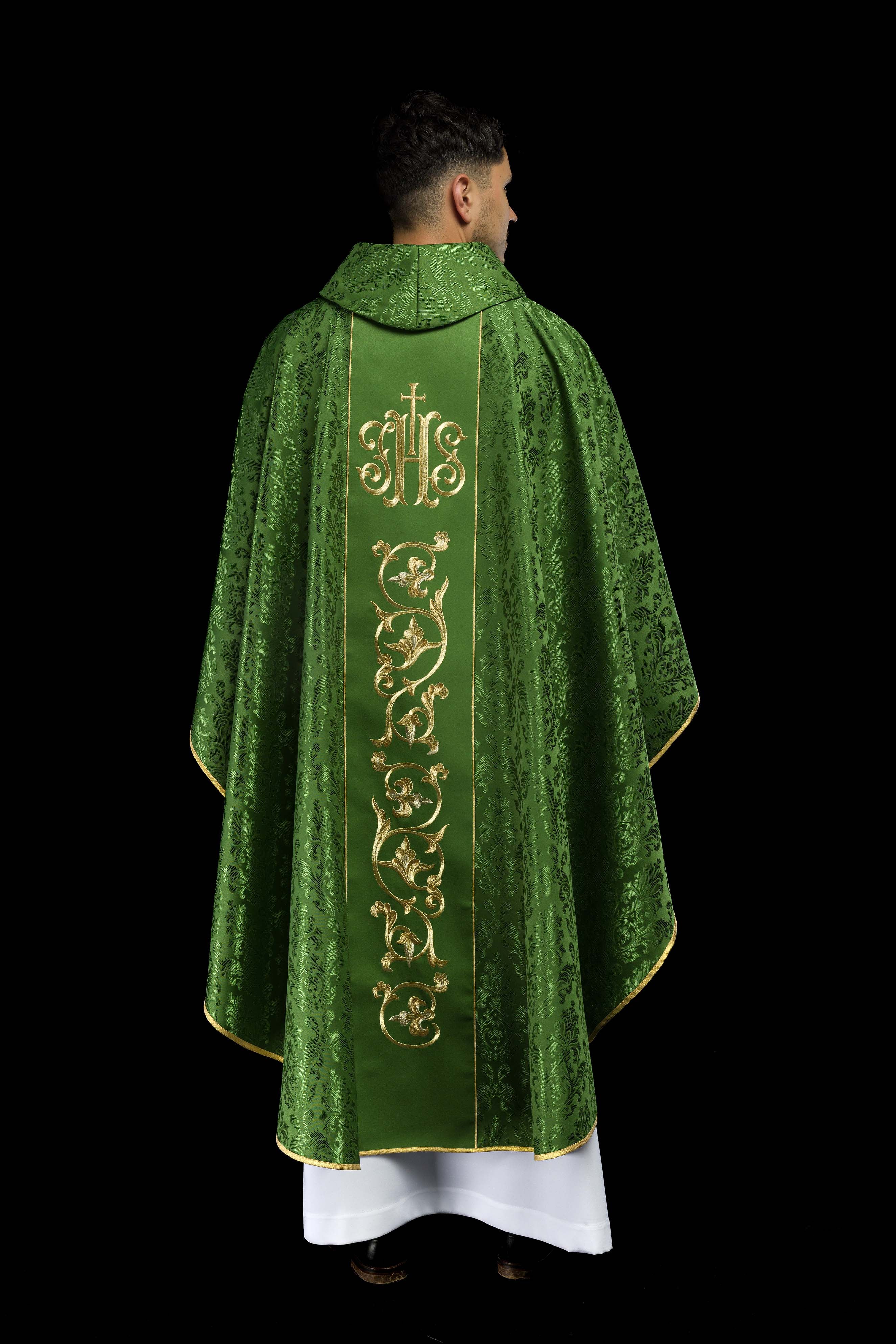 Casulla litúrgica verde con banda ricamente decorada IHS