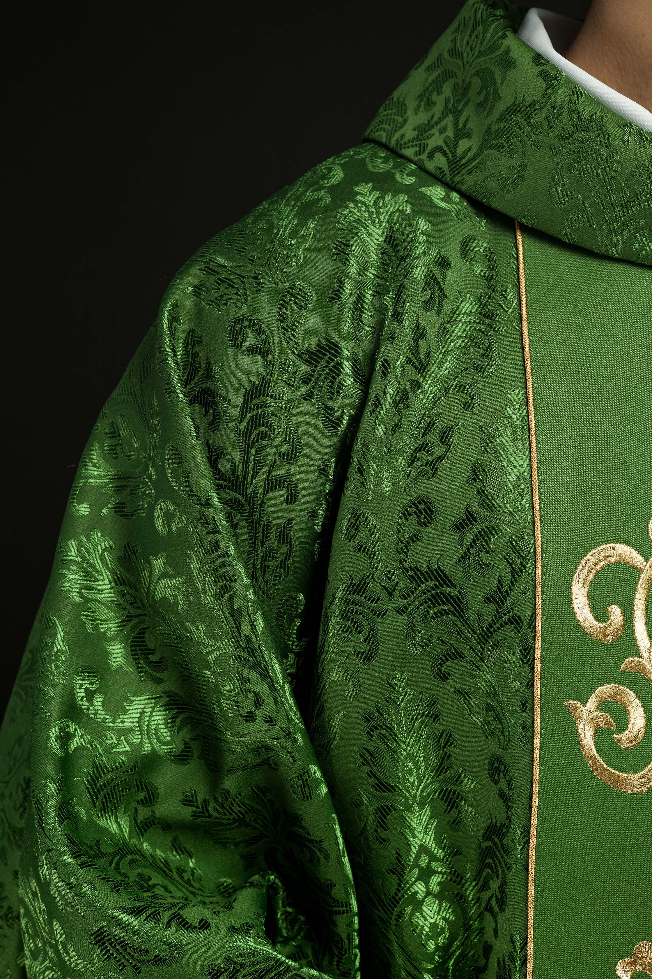 Casulla litúrgica verde con banda ricamente decorada IHS
