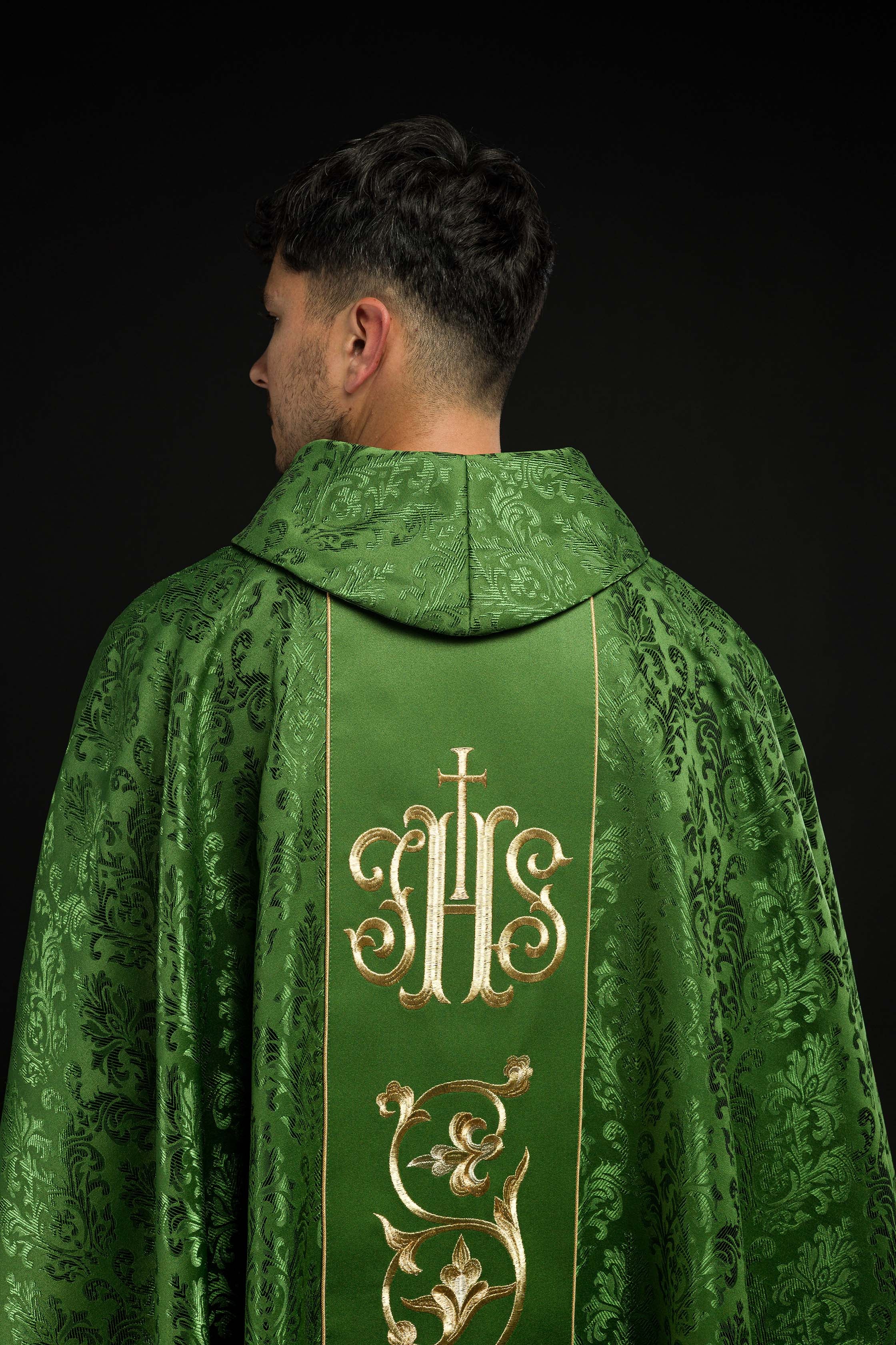 Casulla litúrgica verde con banda ricamente decorada IHS