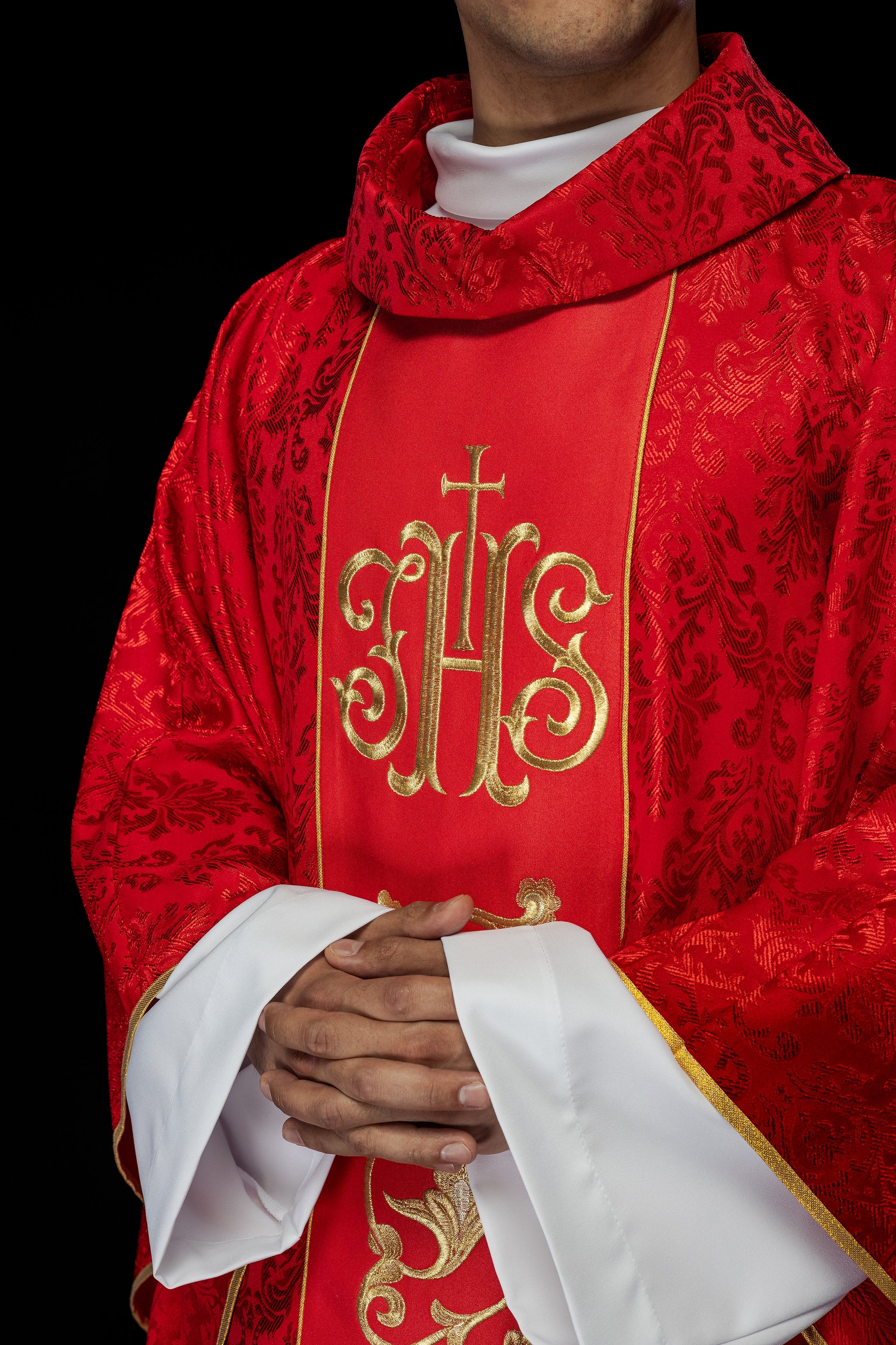 Casulla litúrgica roja con cinturón IHS ricamente decorado