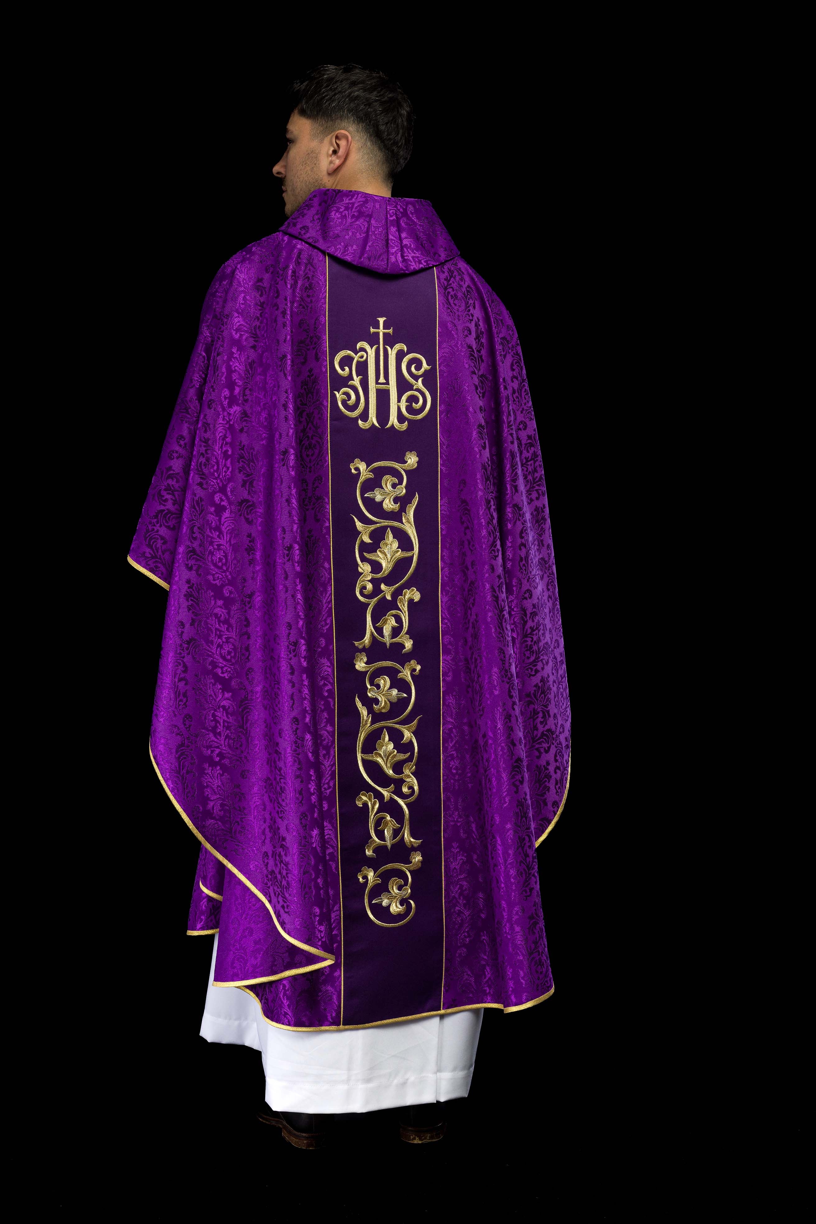 Casulla litúrgica morada con cinturón IHS ricamente decorado