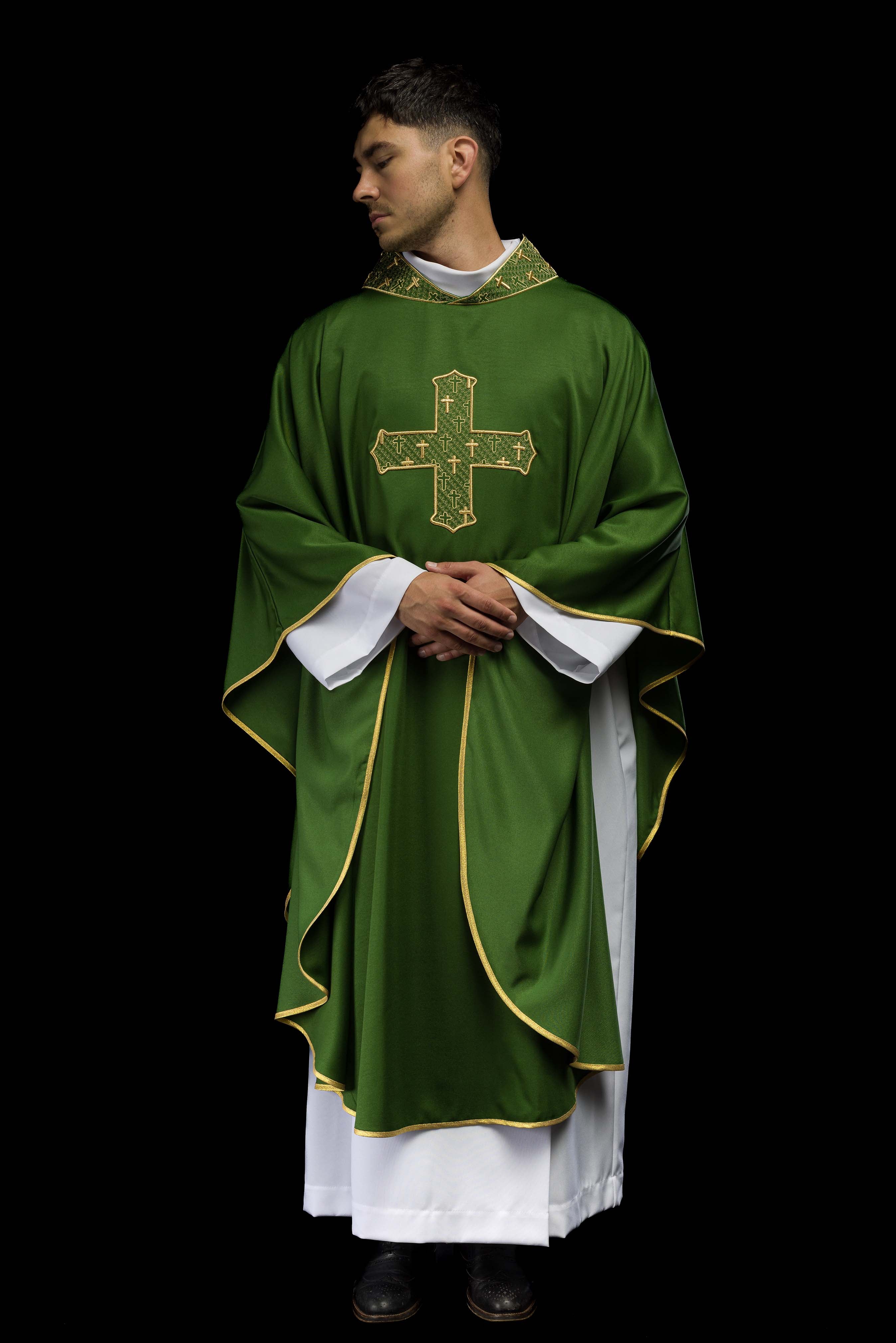 Casulla con cruz y cuello ricamente bordados en verde
