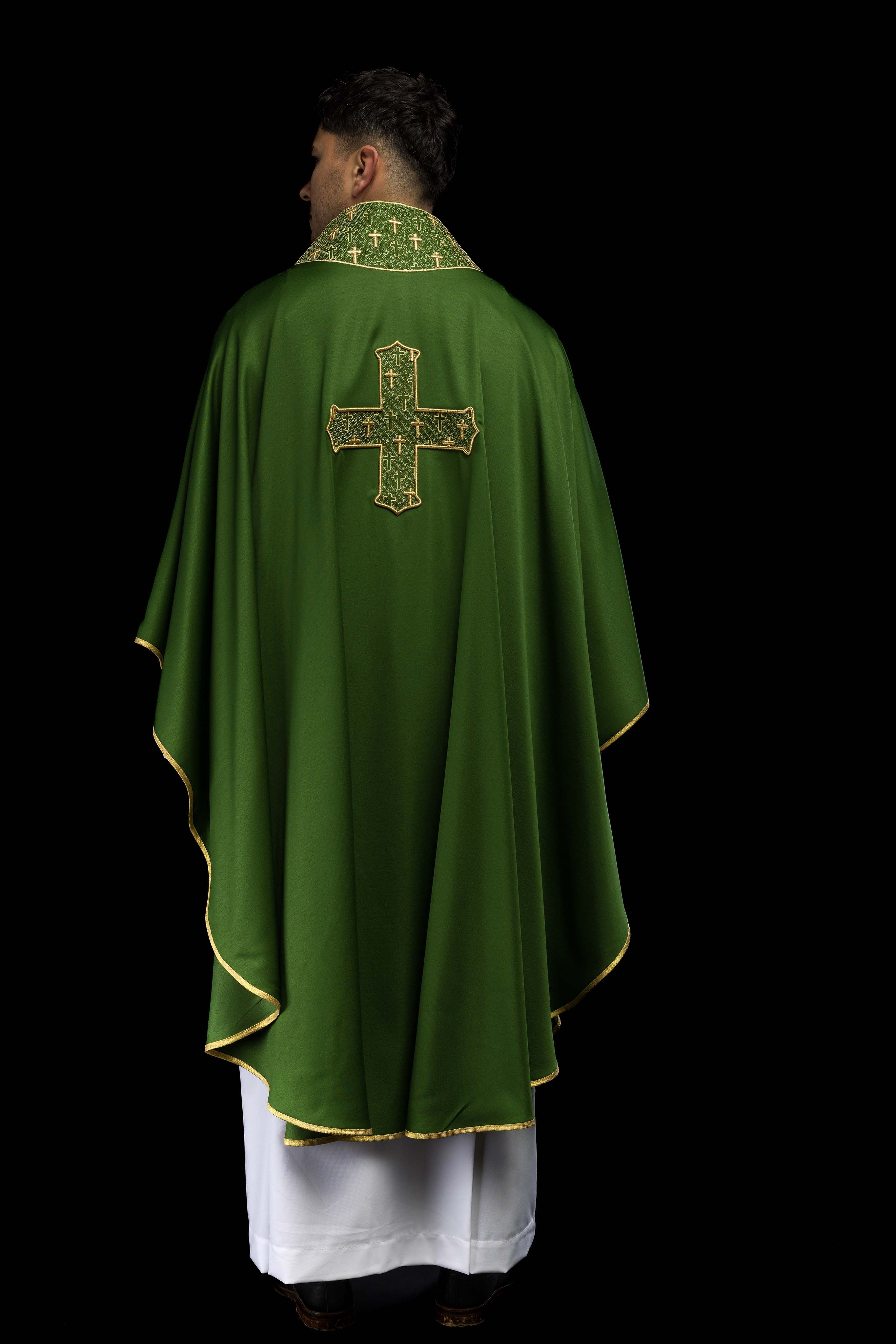 Casulla con cruz y cuello ricamente bordados en verde