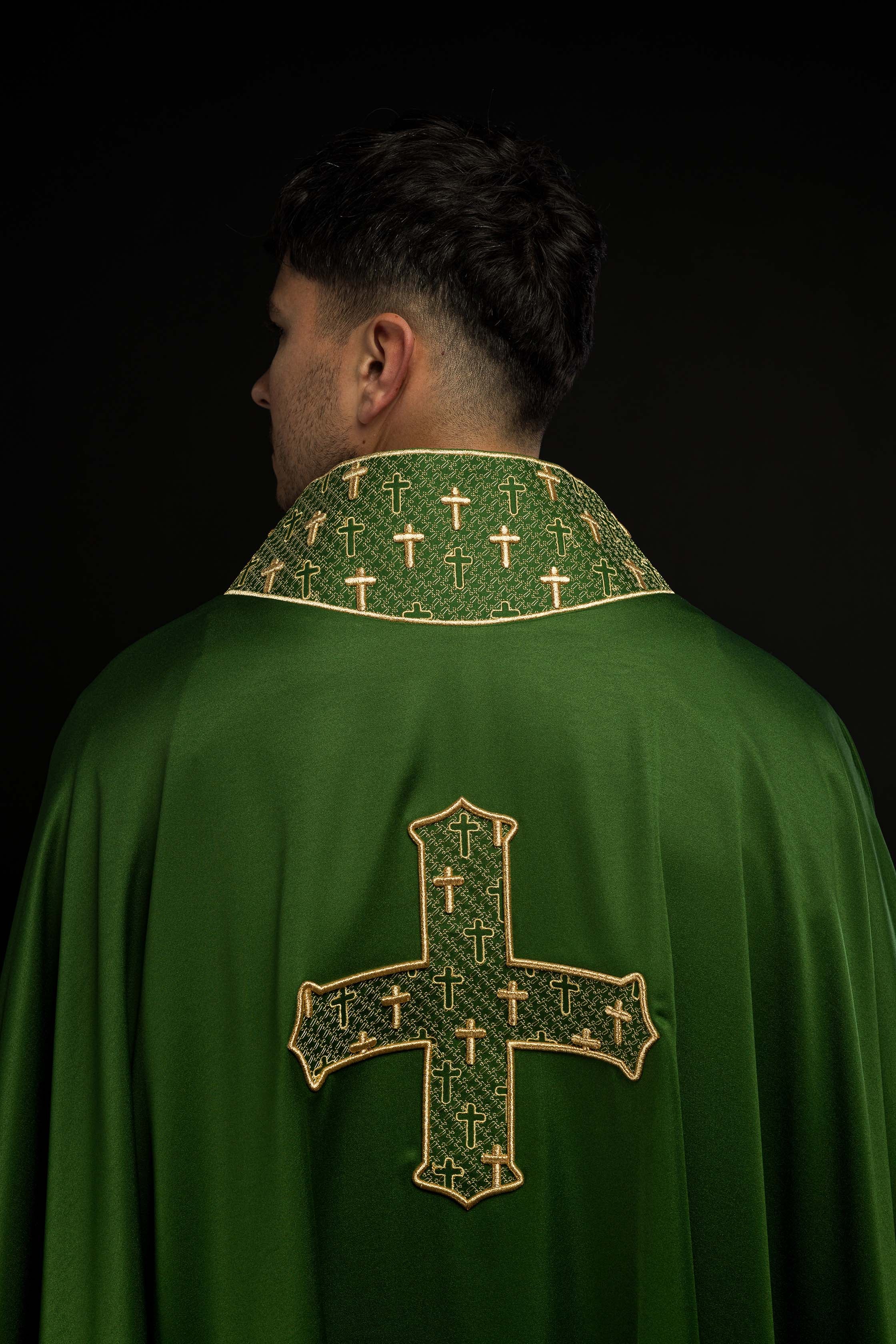 Casulla con cruz y cuello ricamente bordados en verde