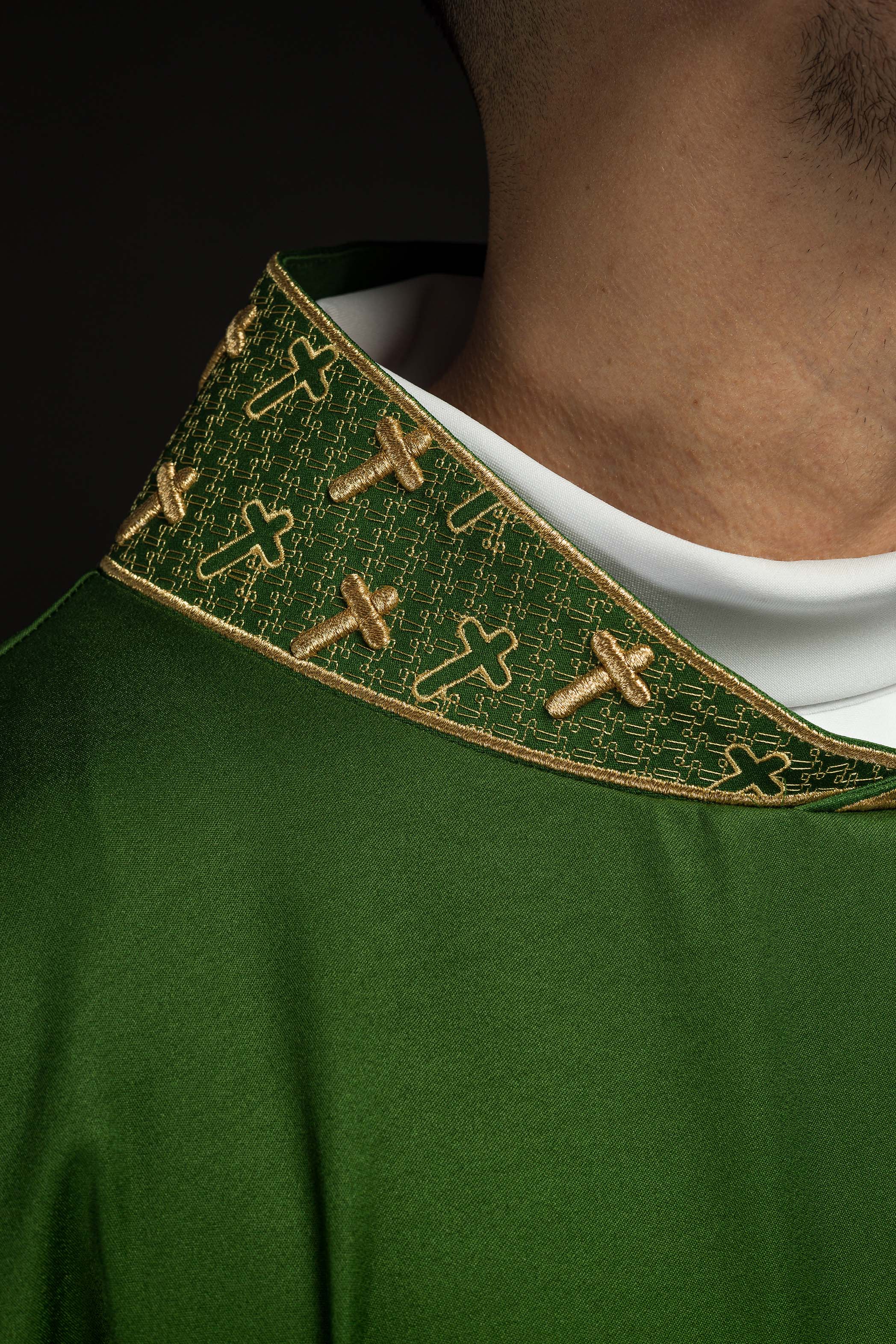 Casulla con cruz y cuello ricamente bordados en verde