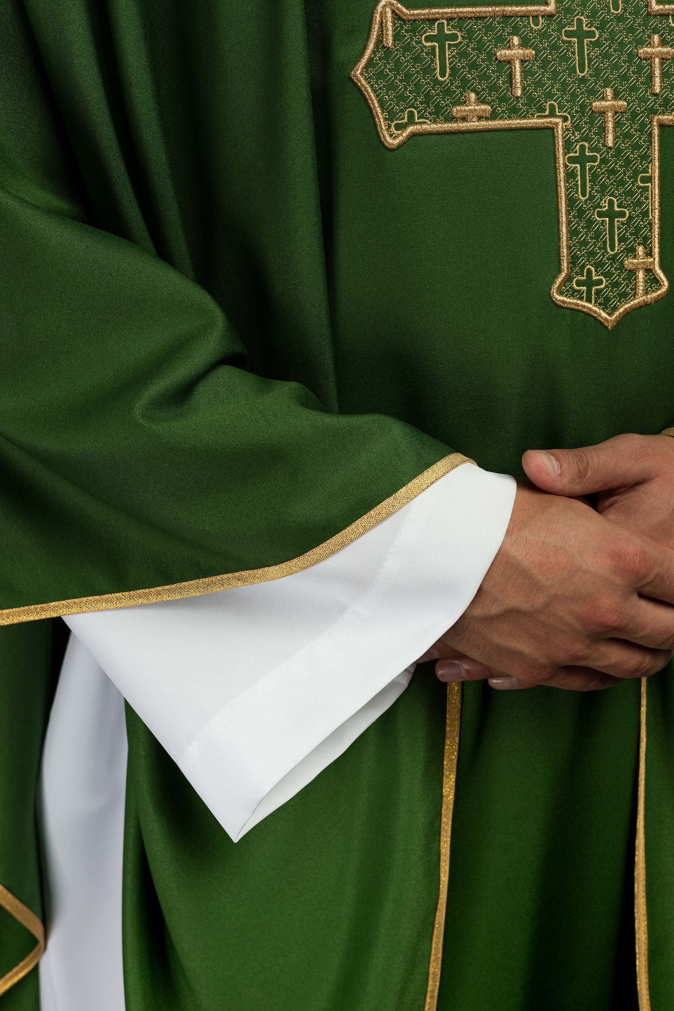 Casulla con cruz y cuello ricamente bordados en verde