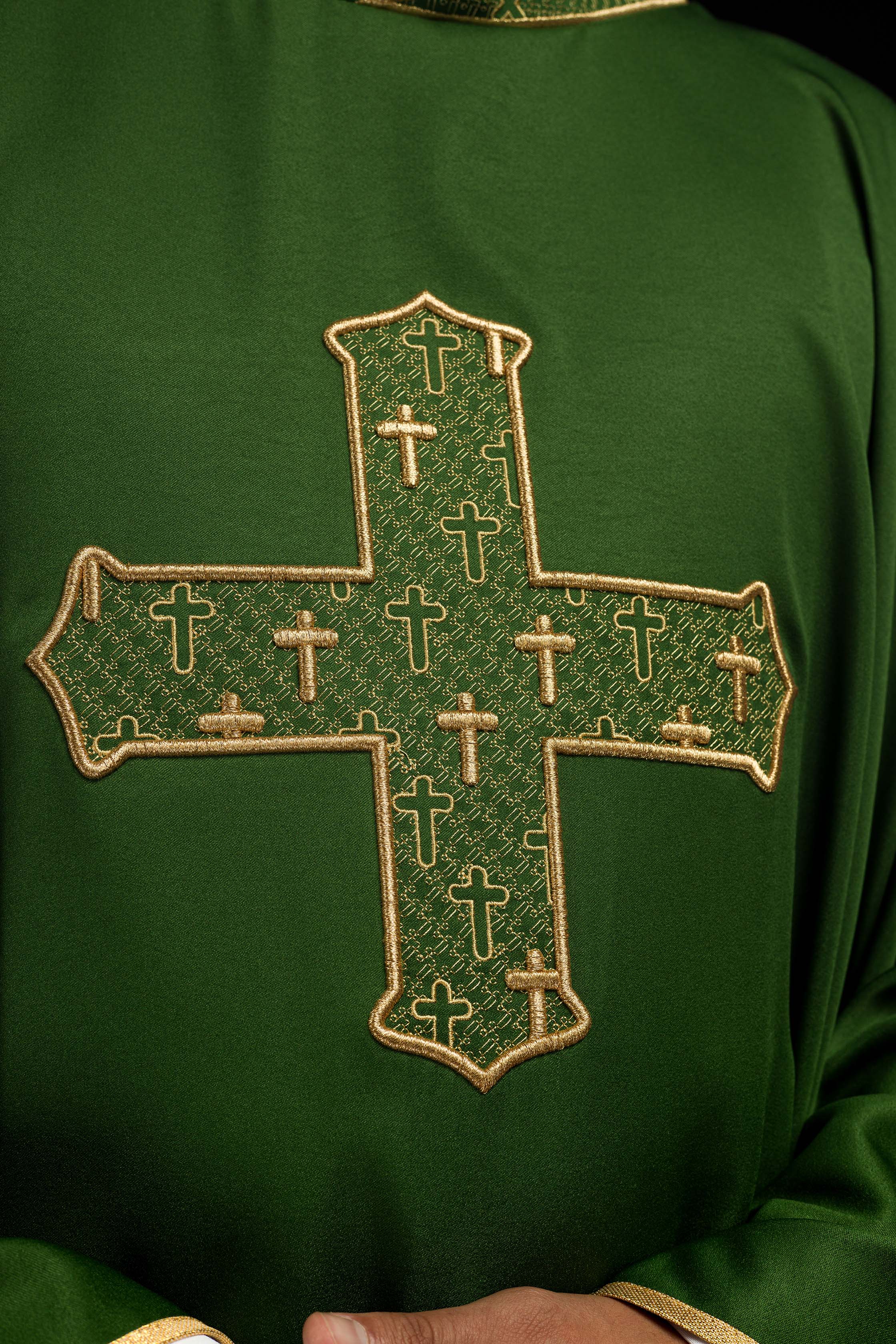 Casulla con cruz y cuello ricamente bordados en verde