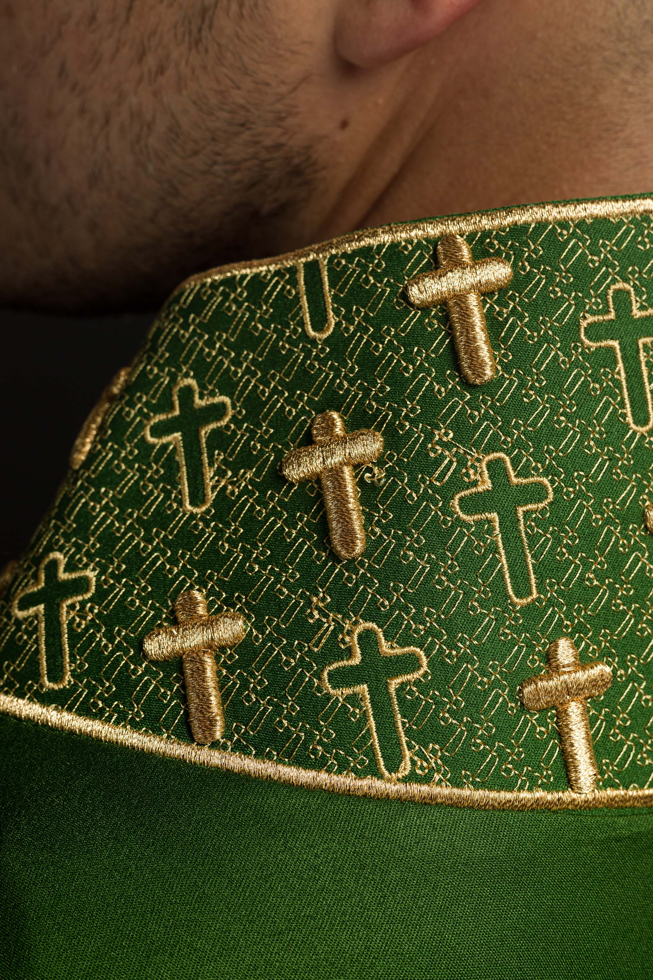 Casulla con cruz y cuello ricamente bordados en verde