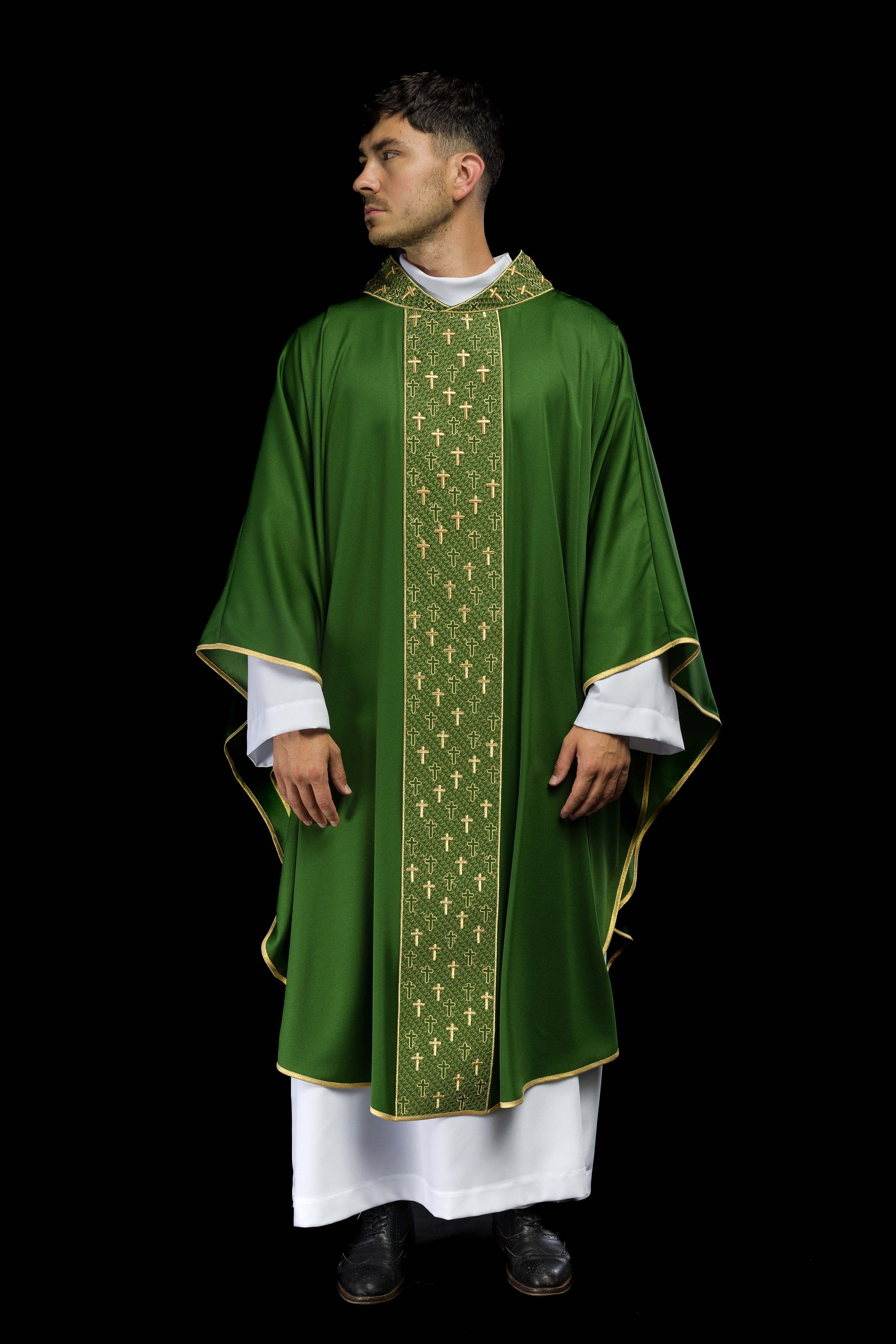 Casulla con cinturón ricamente bordado en cruces de color verde