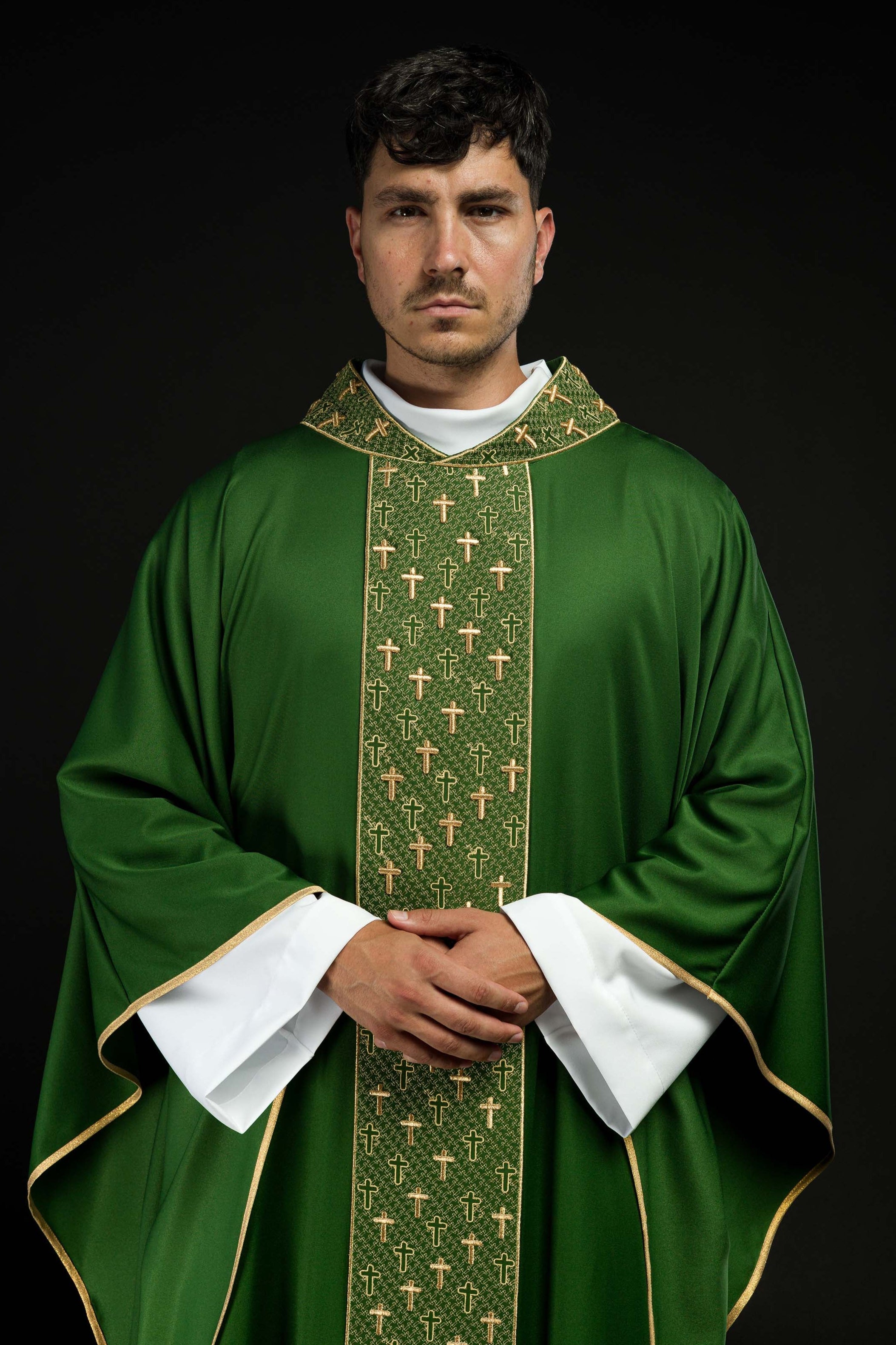 Casulla con cinturón ricamente bordado en cruces de color verde