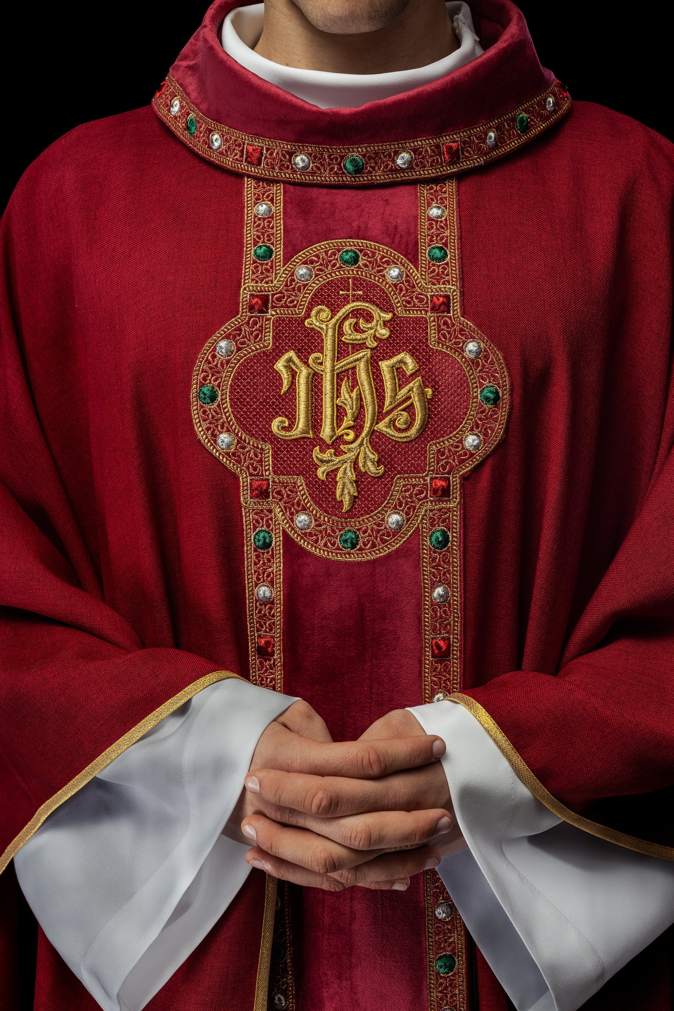 Casulla con banda ricamente bordada y ribete alrededor del bordado IHS y cuello en rojo