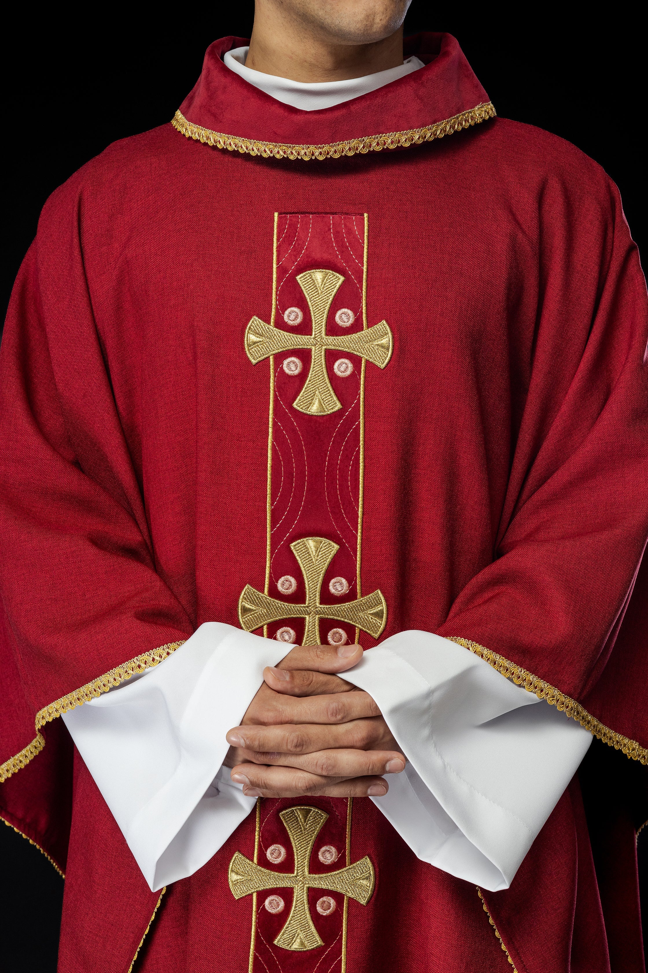 Casulla en cruces de oro bordadas y ribetes del cuello en rojo