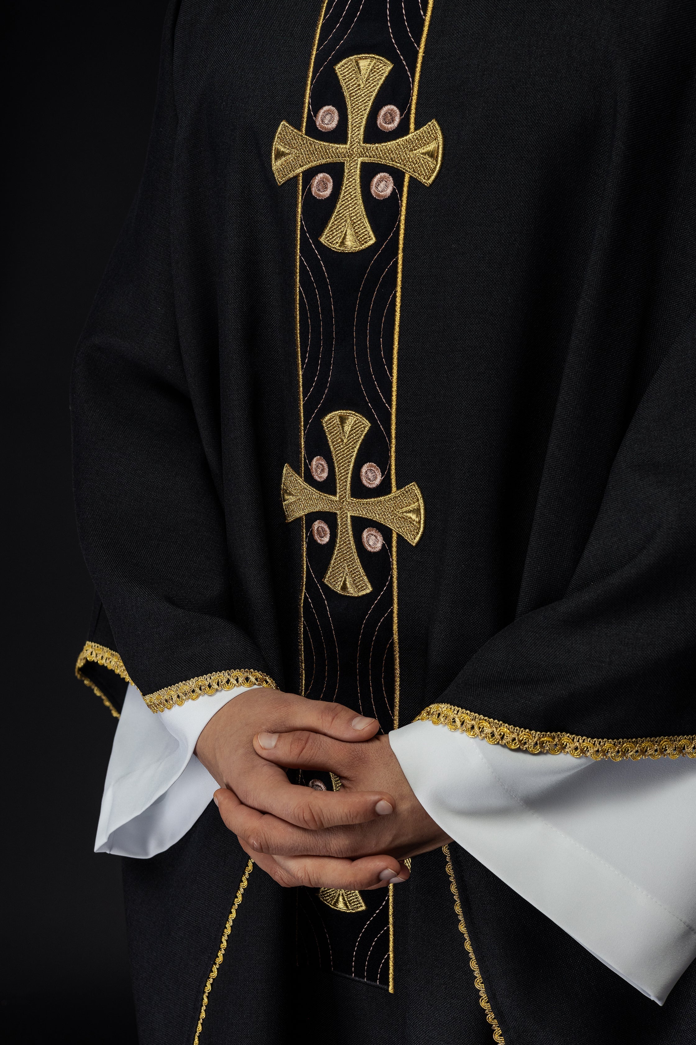 Casulla en cruces de oro bordadas y ribete del cuello en negro