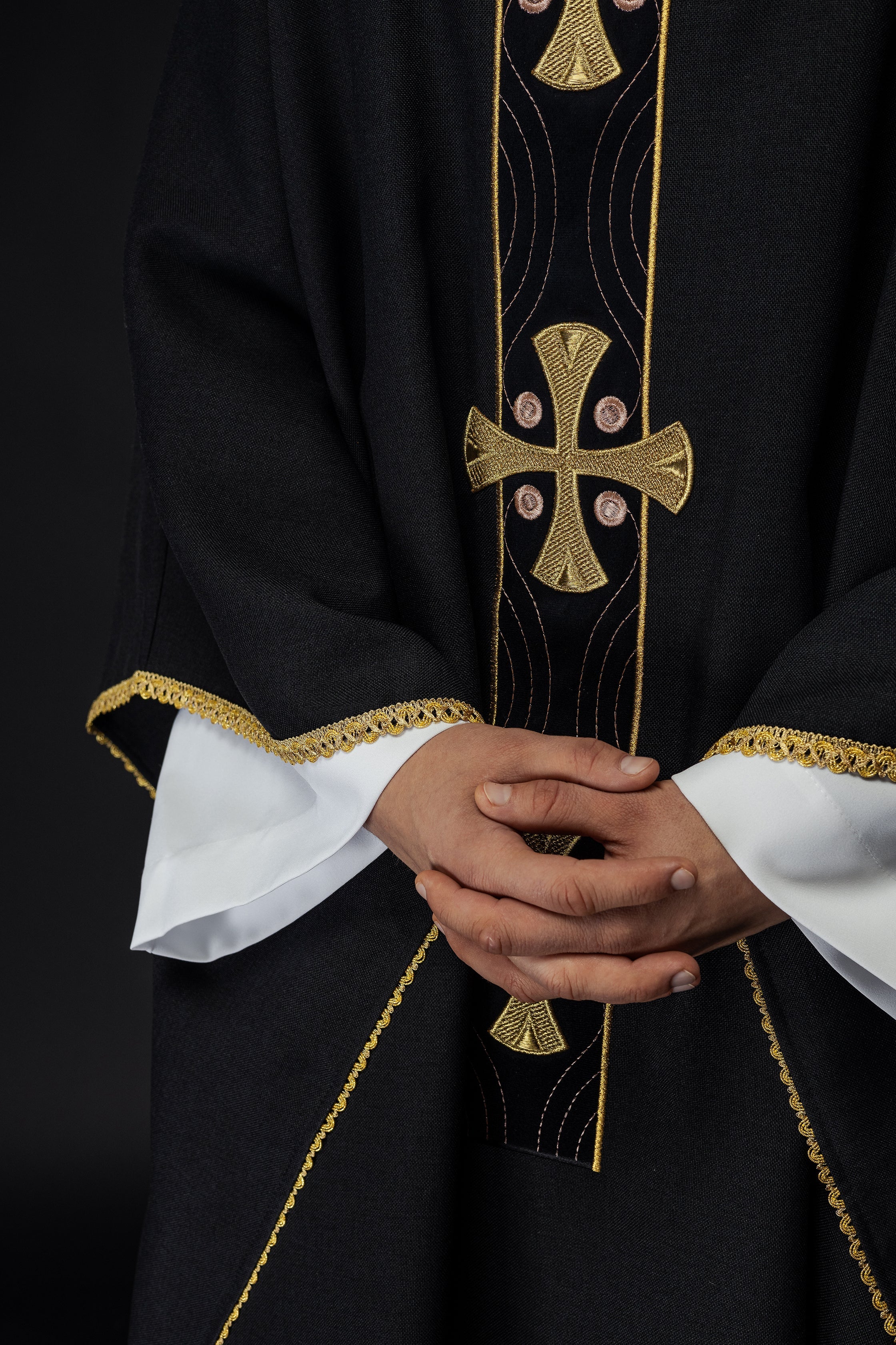 Casulla en cruces de oro bordadas y ribete del cuello en negro