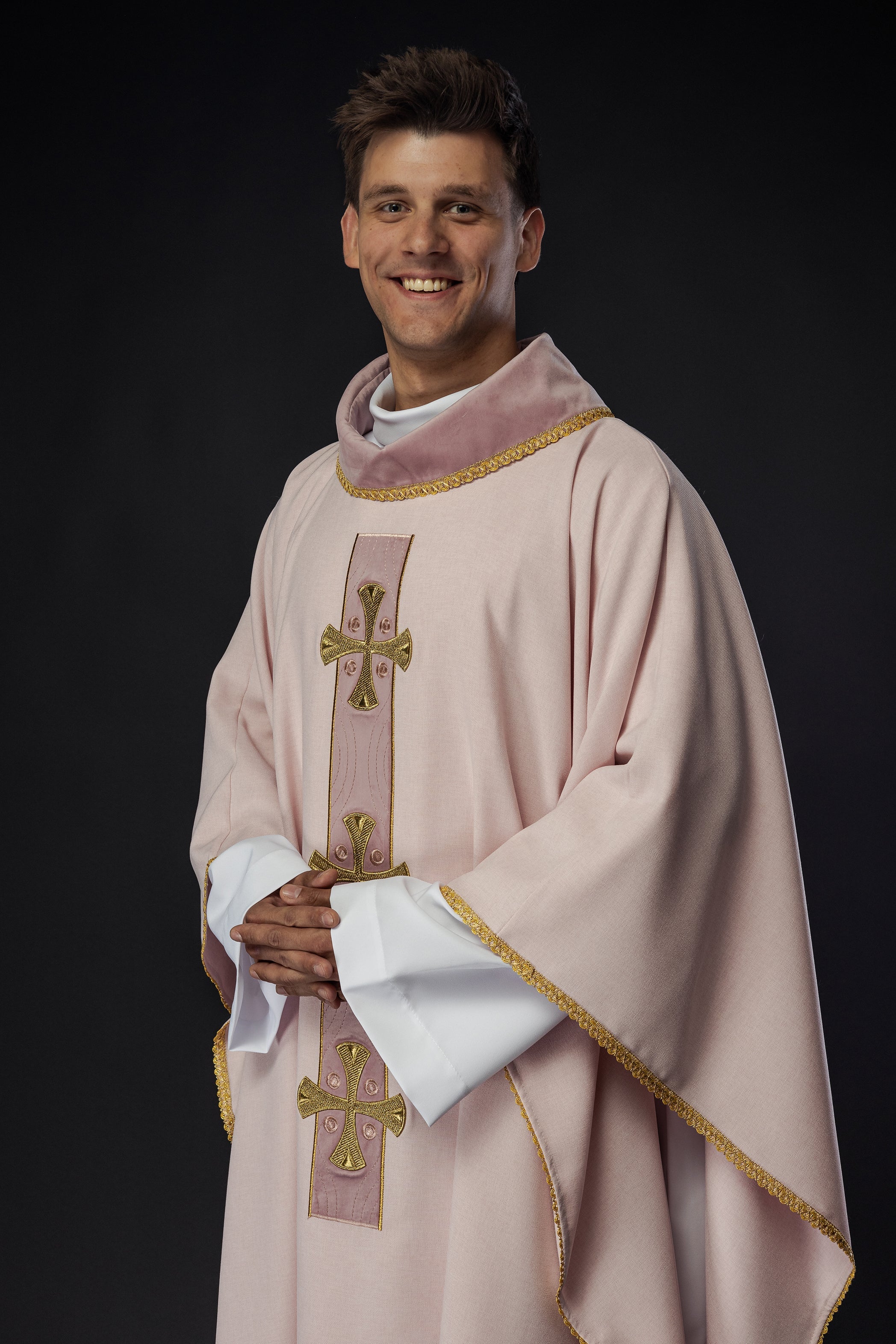 Casulla de cruces bordadas en oro y ribete del cuello en rosa